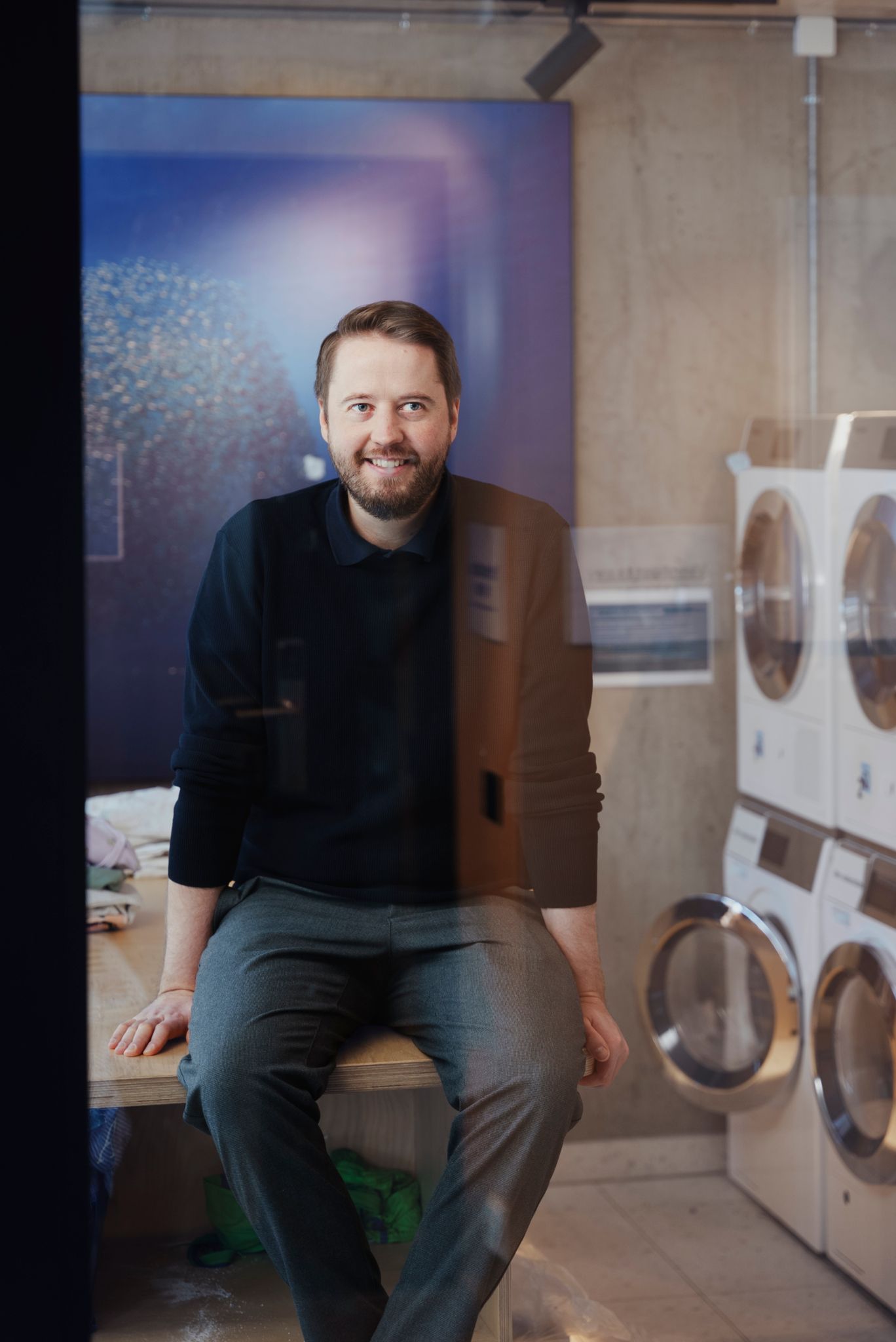 Bilde av daglig leder i OBOS Living Lab, Ingemund Skålnes, tatt inne på fellesvaskeriet i labben