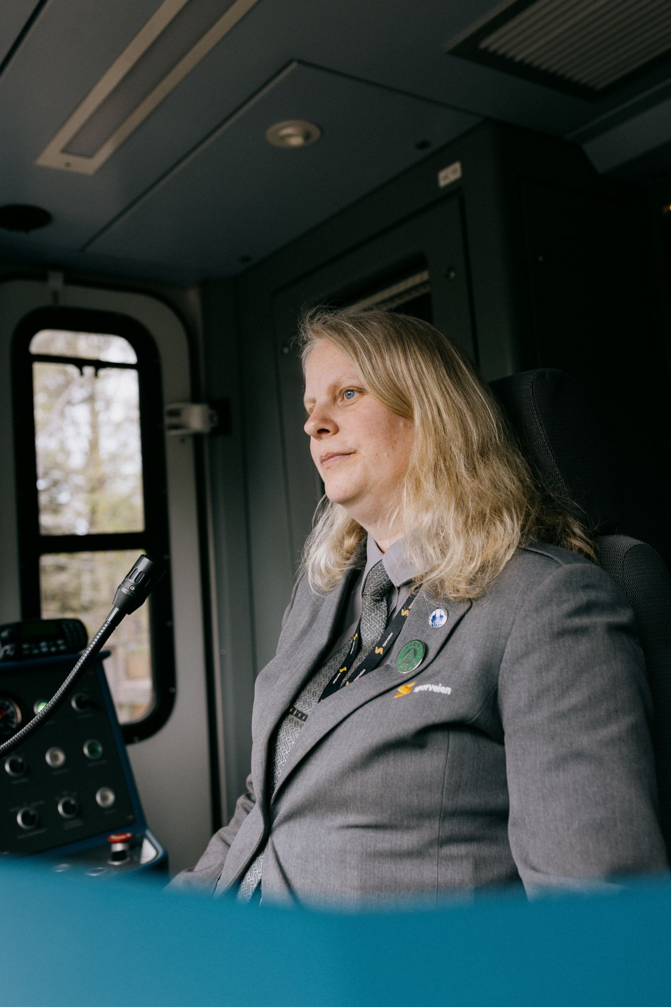 Solveig sitter inne i T-banens førerhus,
