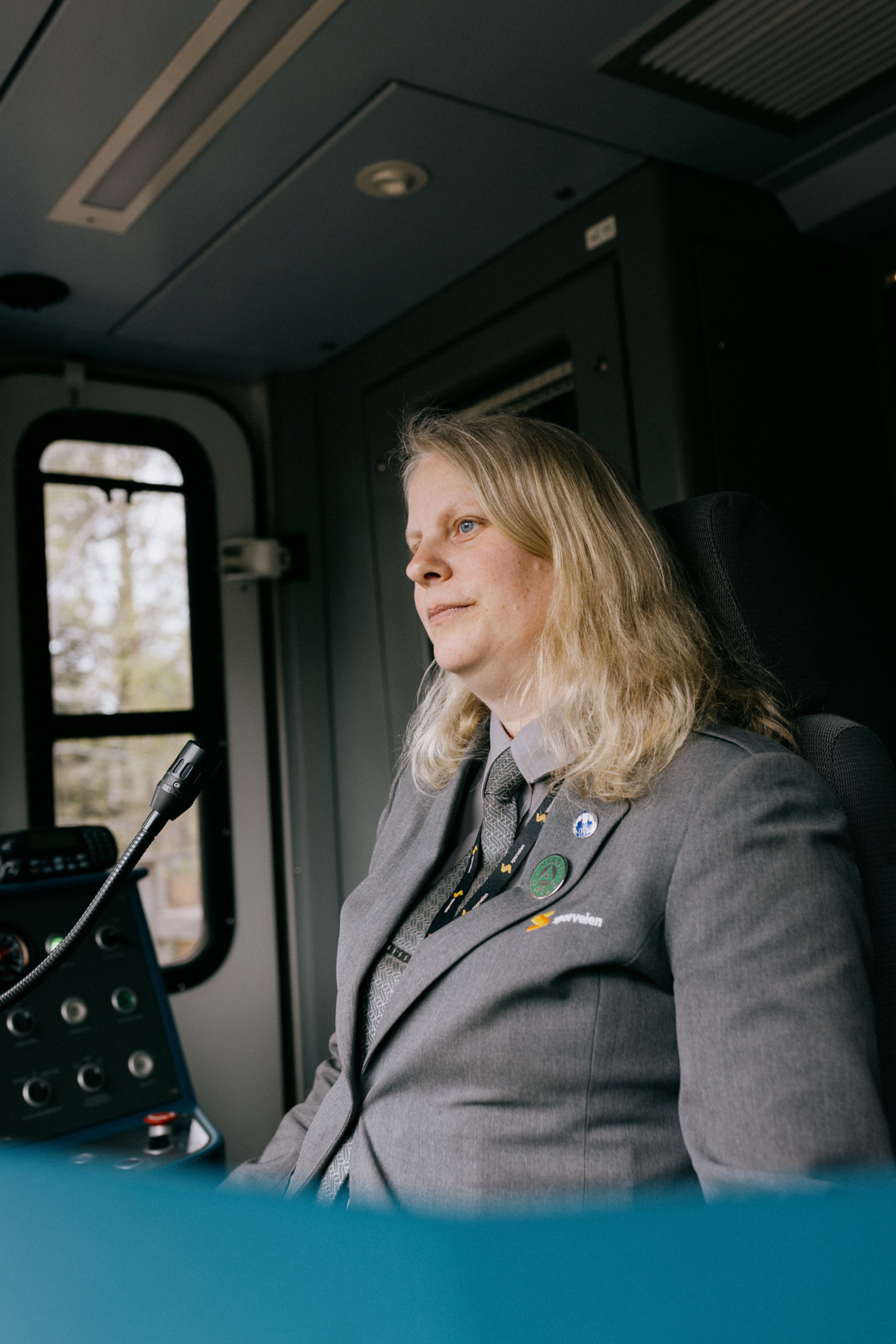 Solveig sitter inne i T-banens førerhus,