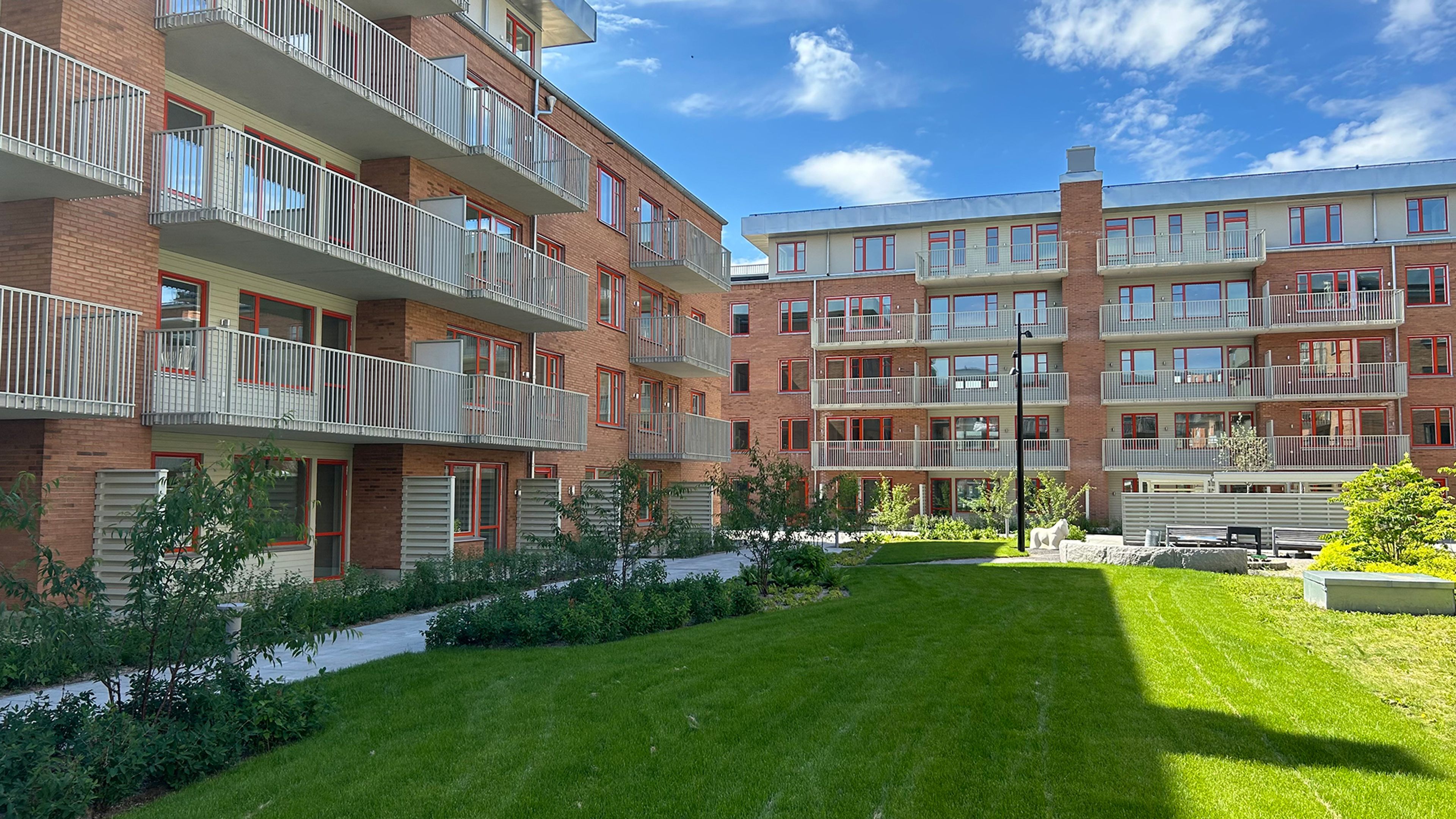 Bild av innergården med stor gräsmatta