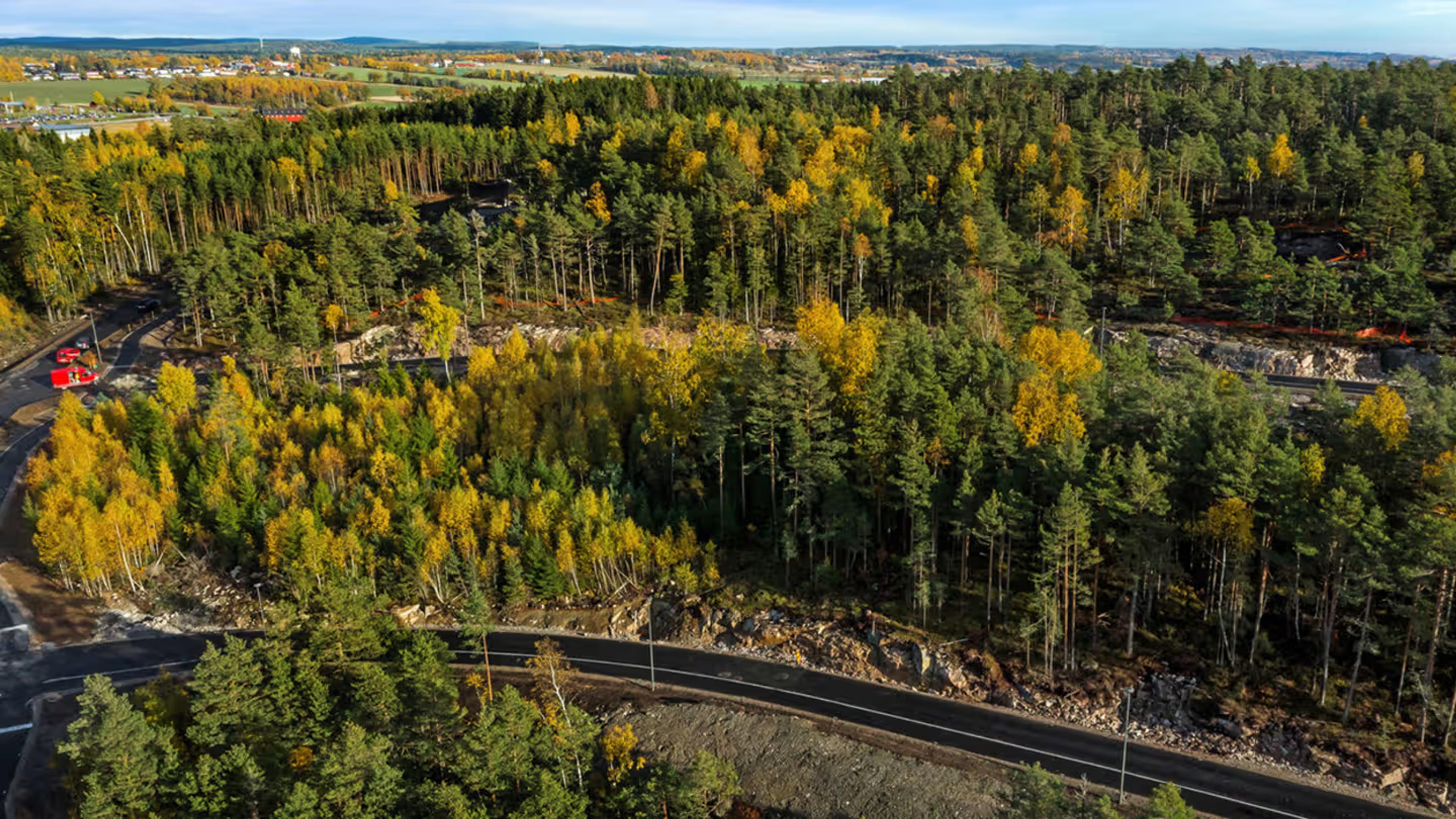 Dronefoto av tomtene.