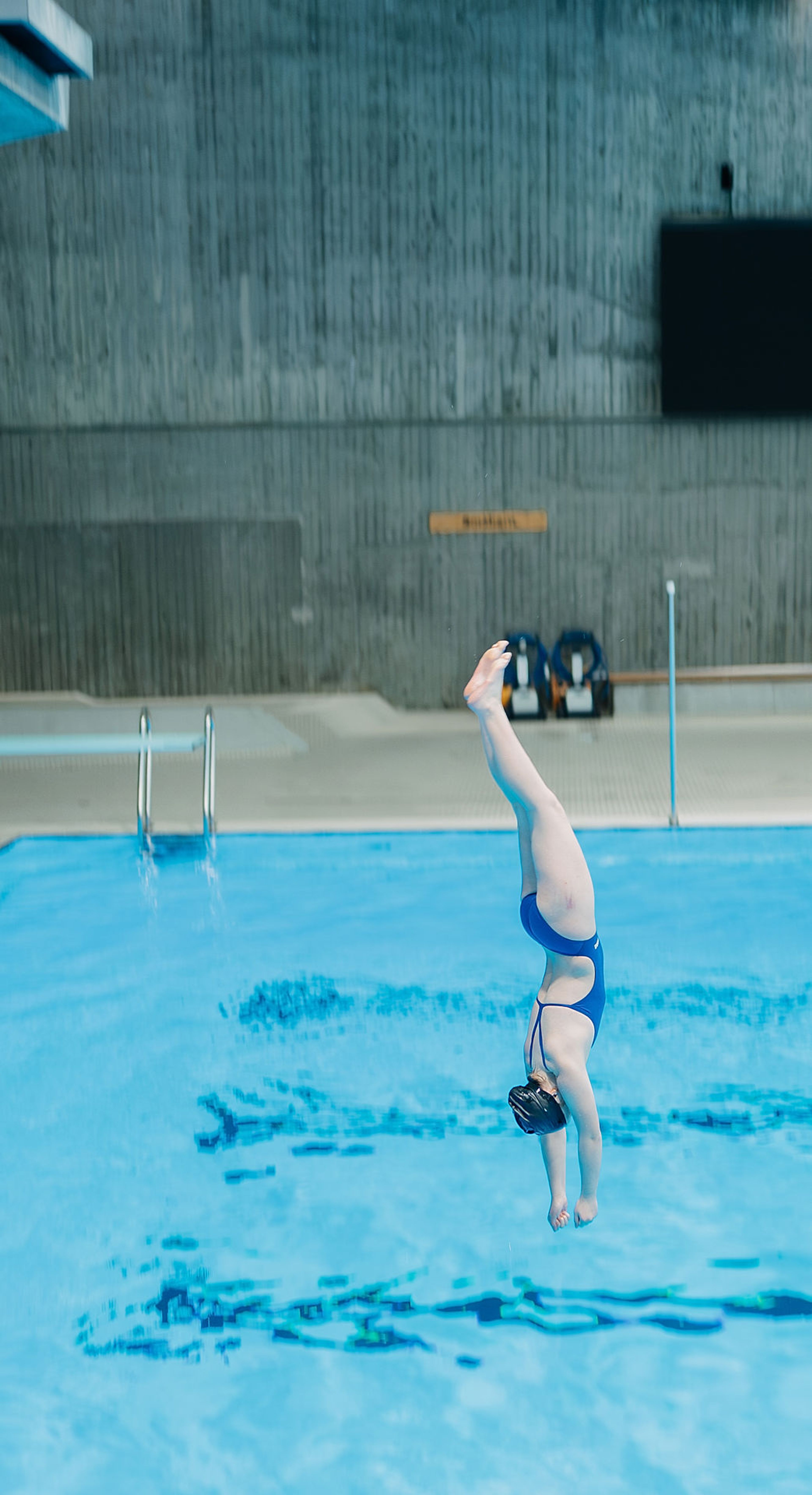 Her er det rett før hun treffer vannet, med henda og hodet først.