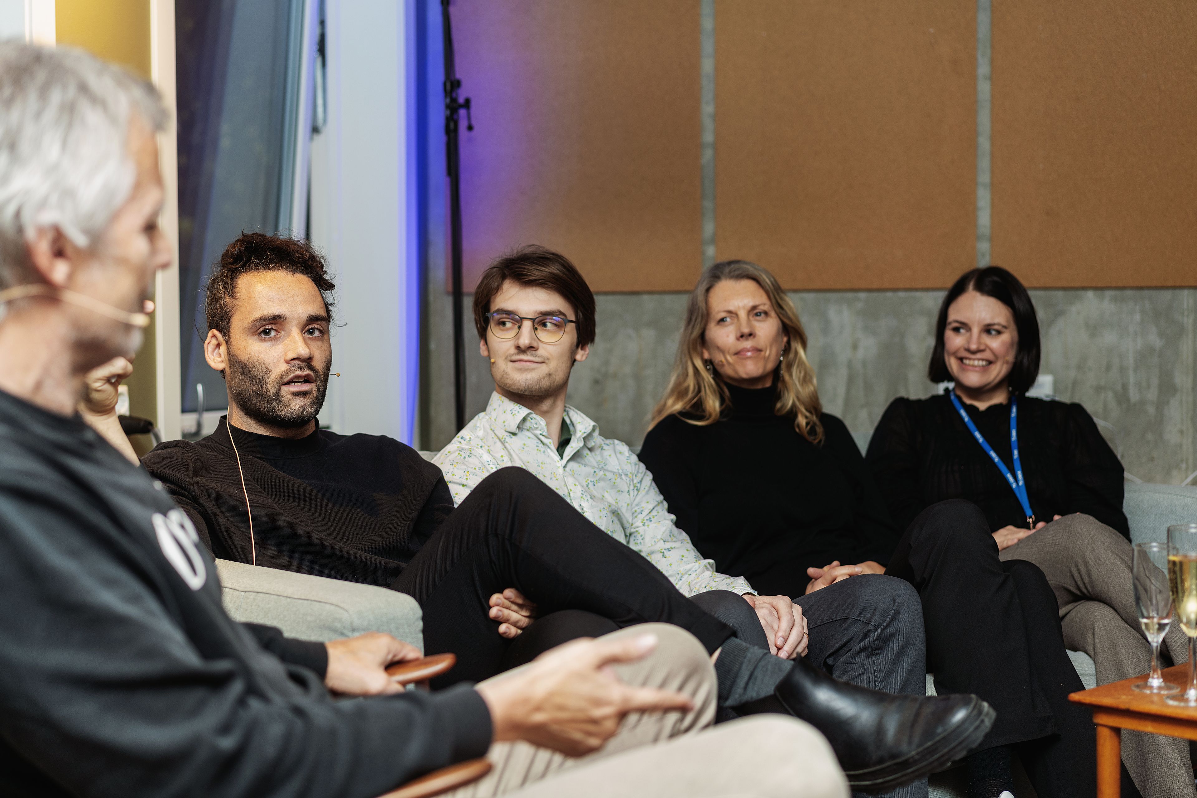 5 mennesker deltok i paneldebatten