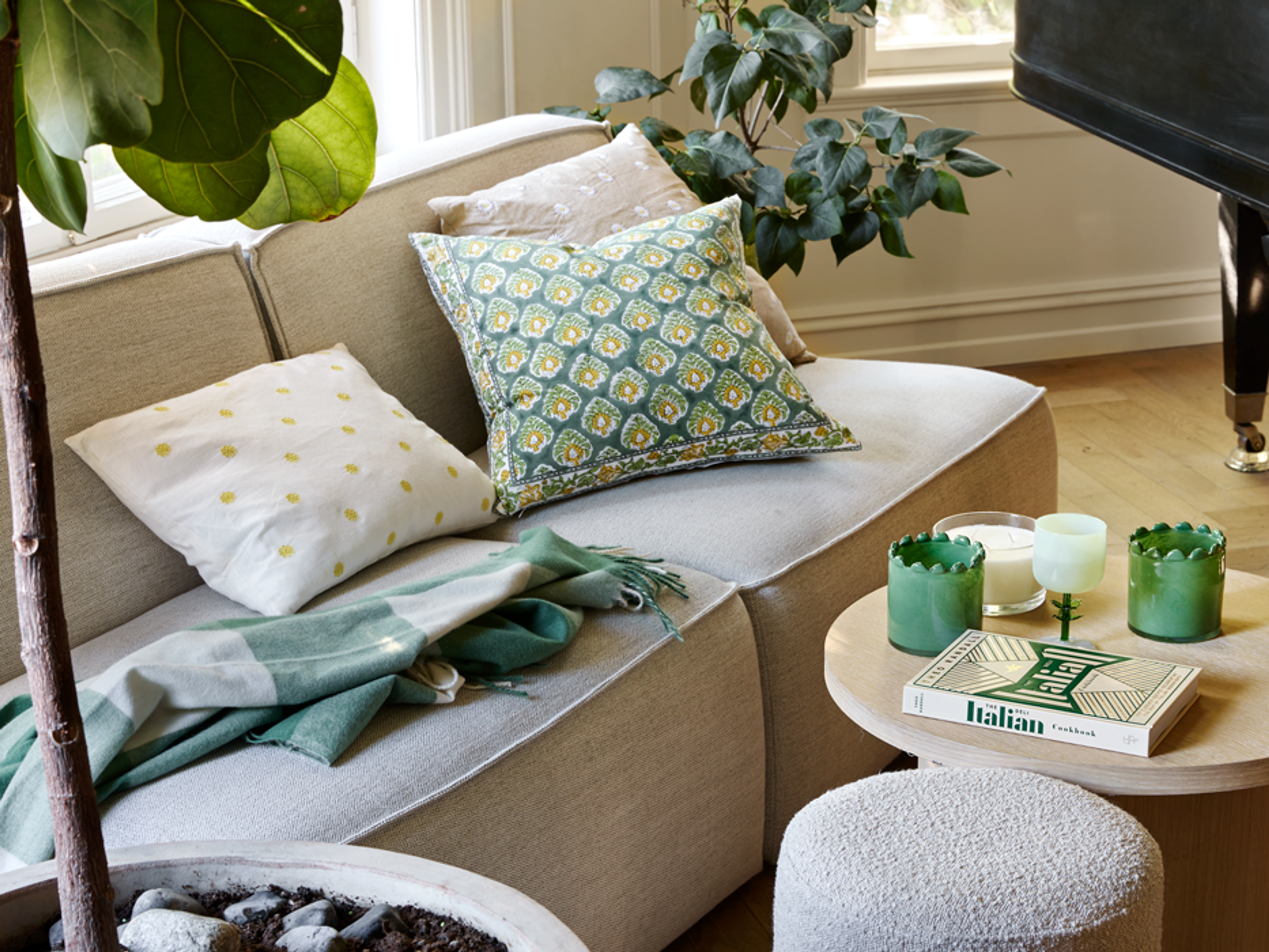 Barn som kladdar med färg