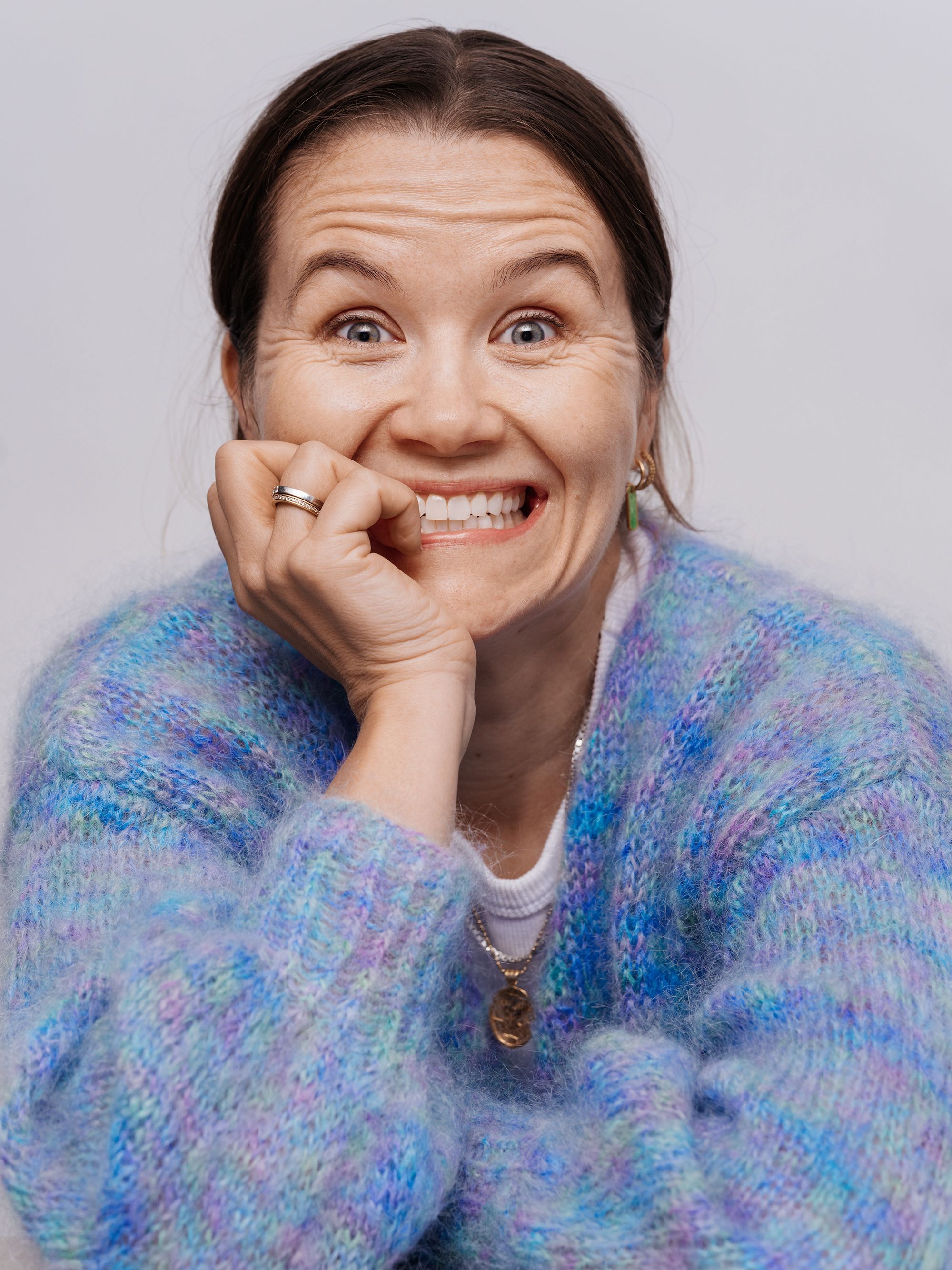 Nærbilde av Live Nelvik som smiler stort.