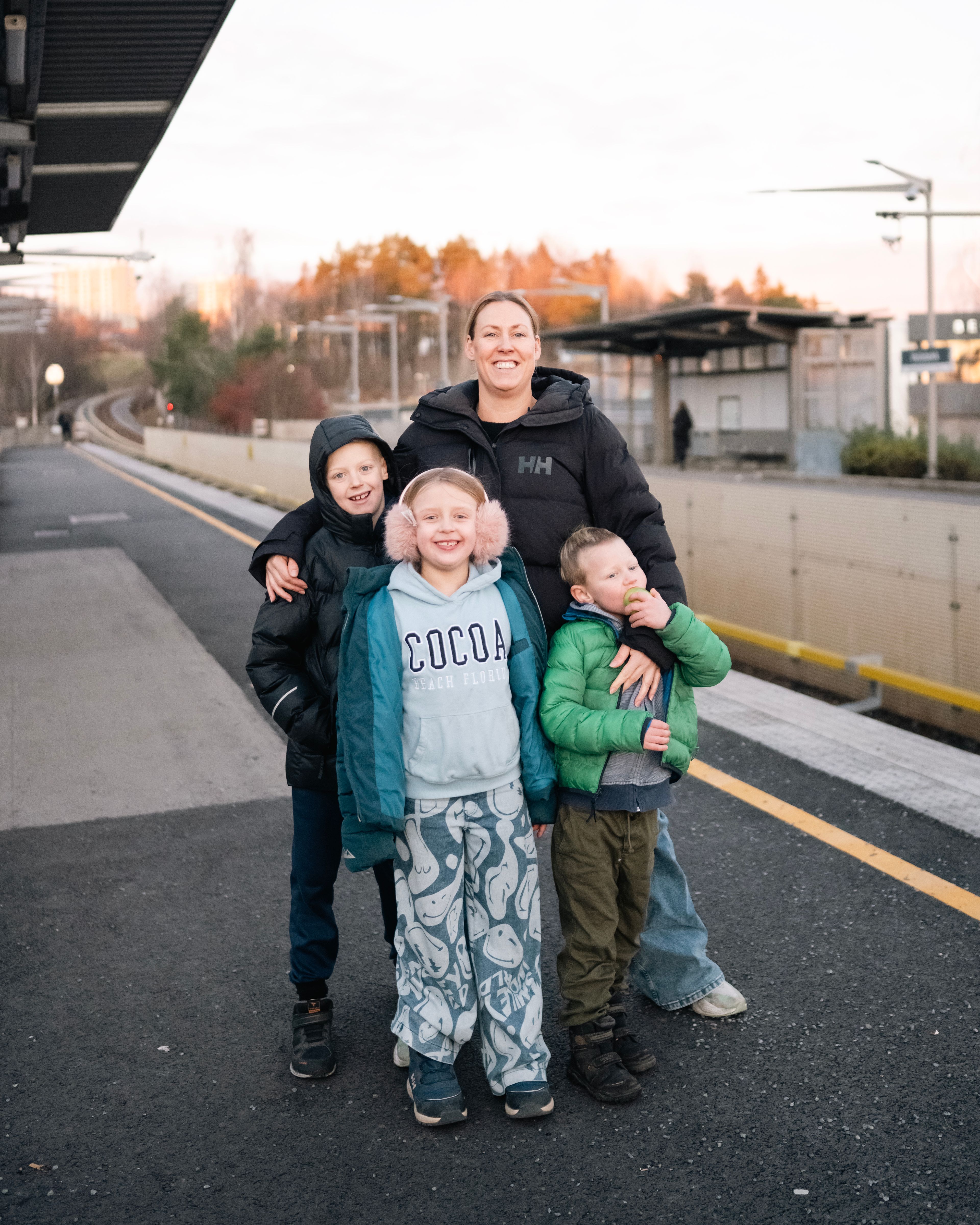 Foto av Kristin med barna stående på Vollebekk T-banestasjon