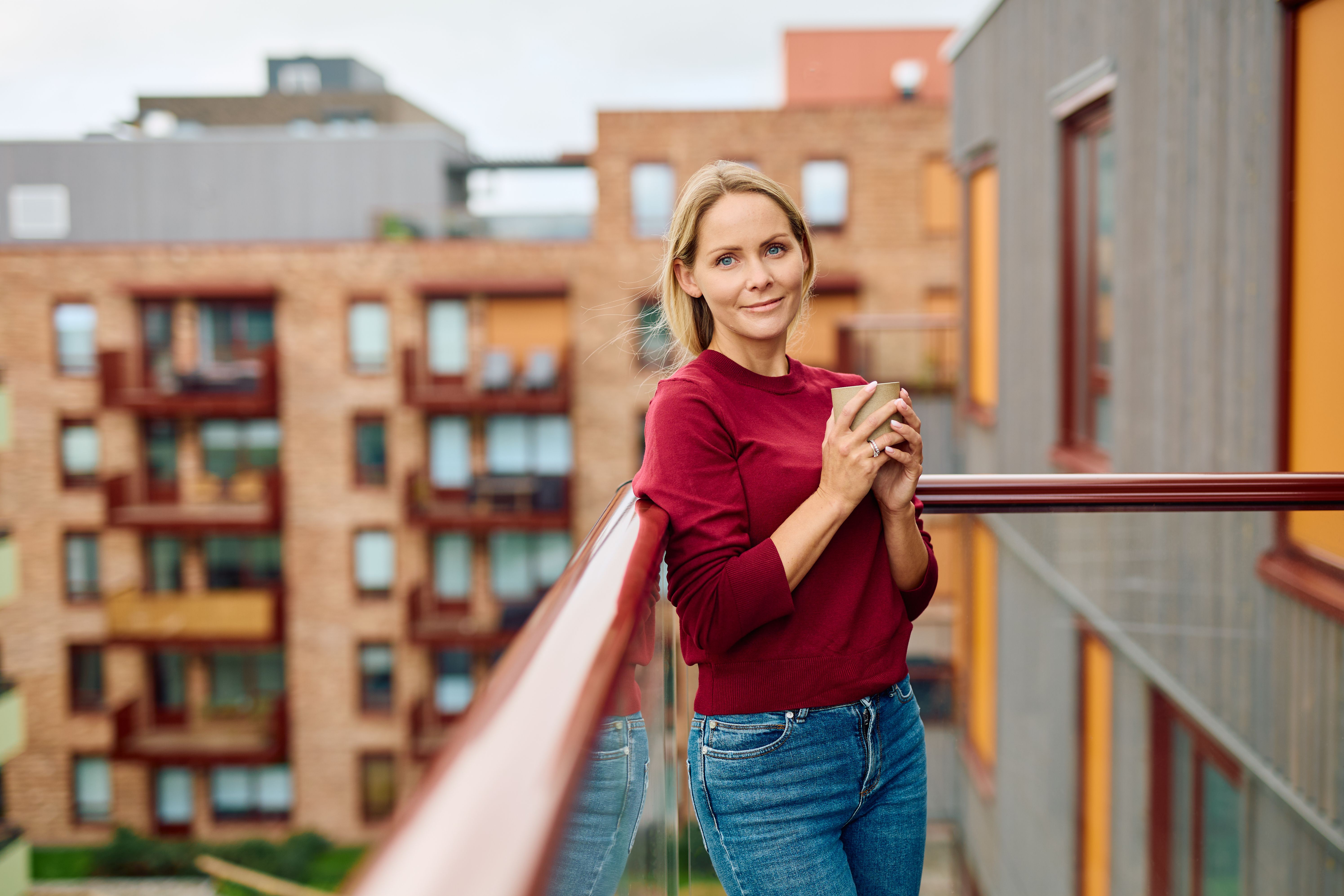 Kvinne på balkong