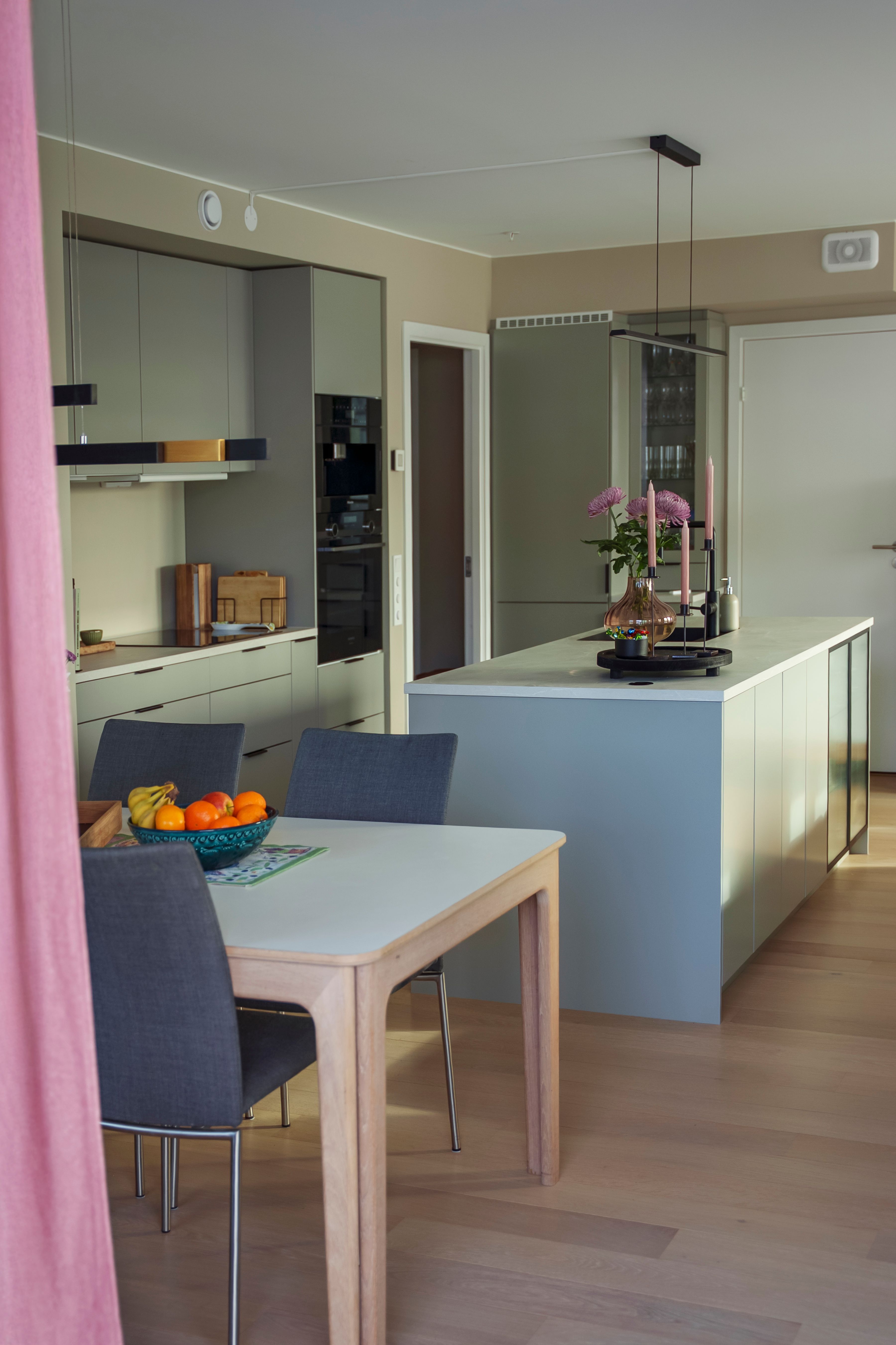 Oversiktsbilde av kjøkkenet til Bente og Arne