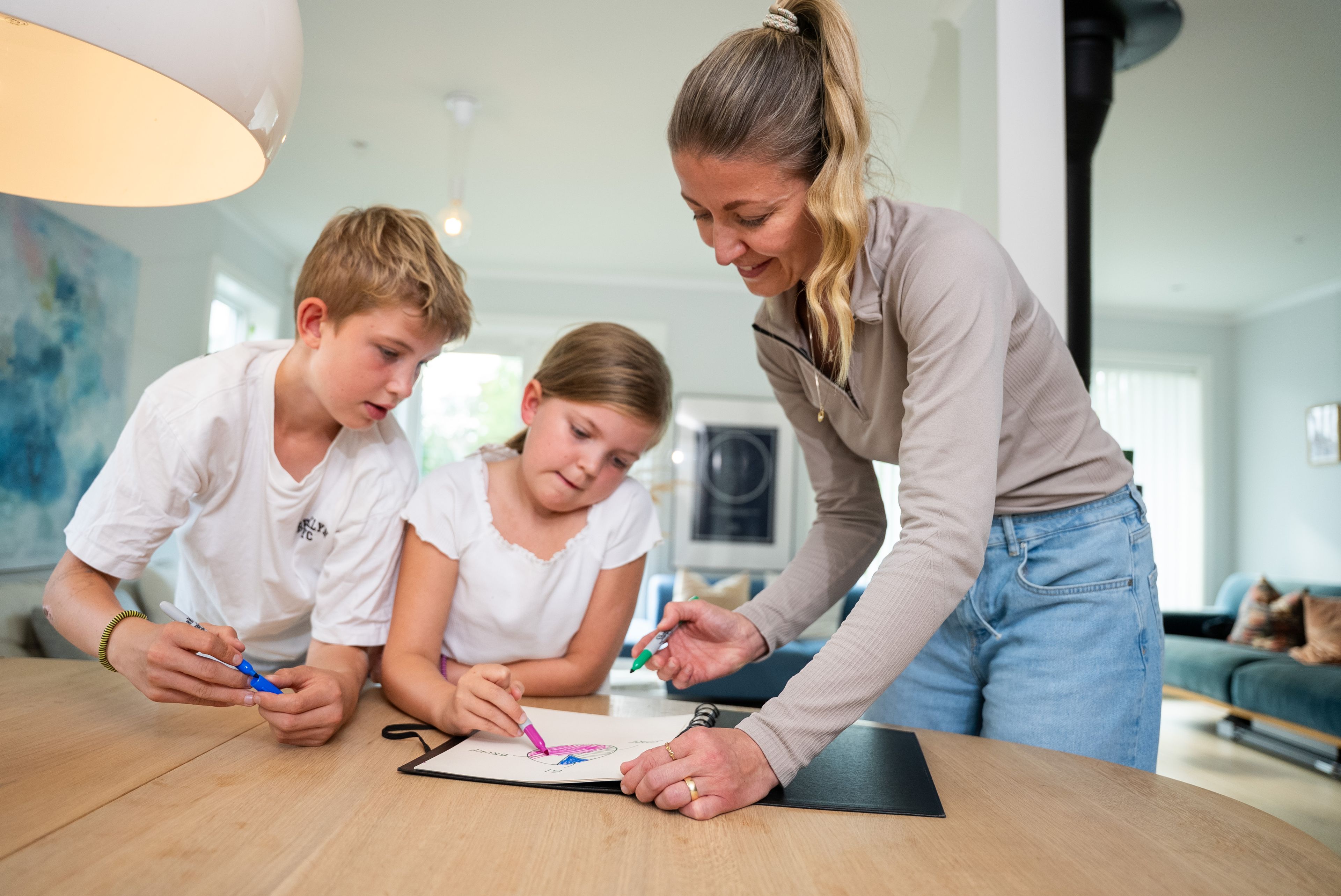 Forbrukerøkonom Kjersti Grønseth og to av hennes barn