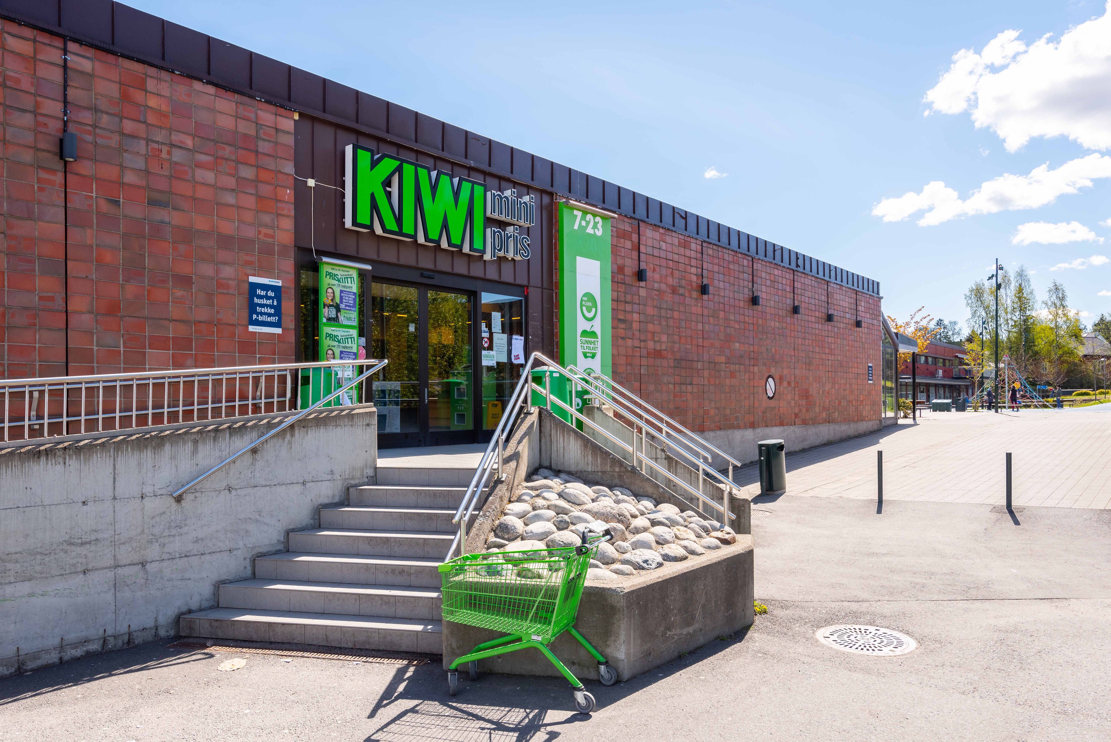 Foto av inngangspartiet til Kiwi på Haugenstua Torg.