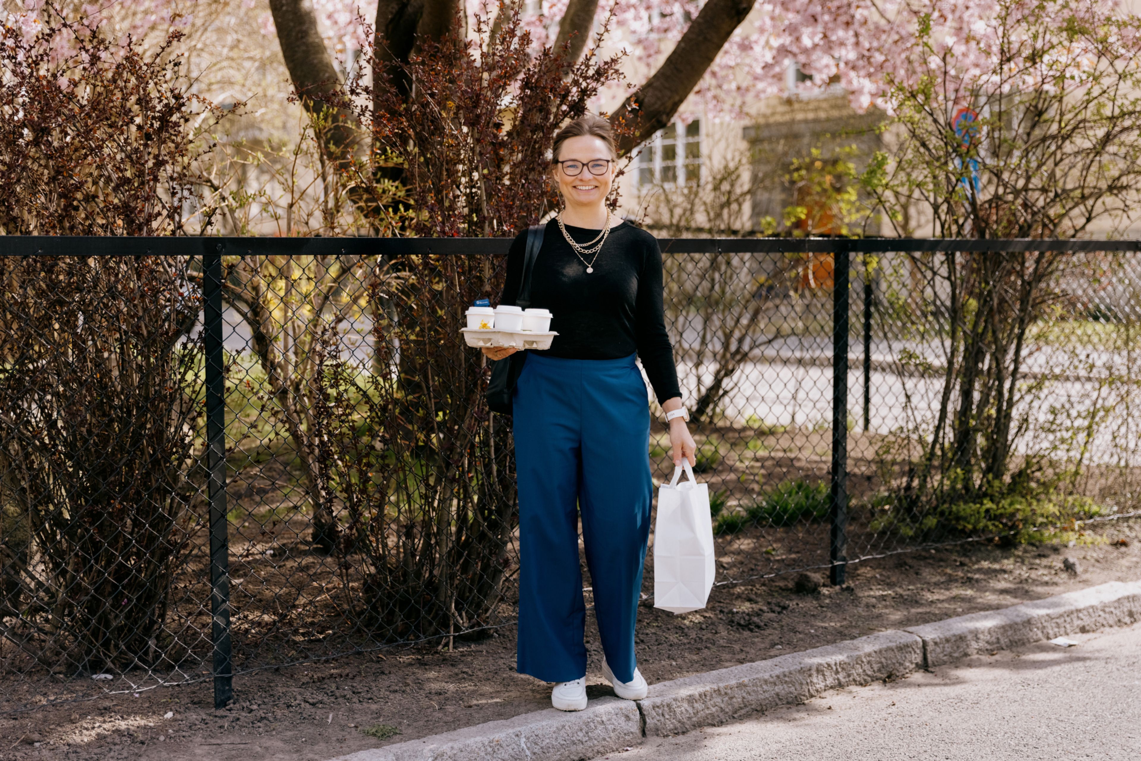 Foto av Vivi Hatlem med kaffe og godsaker i hånden