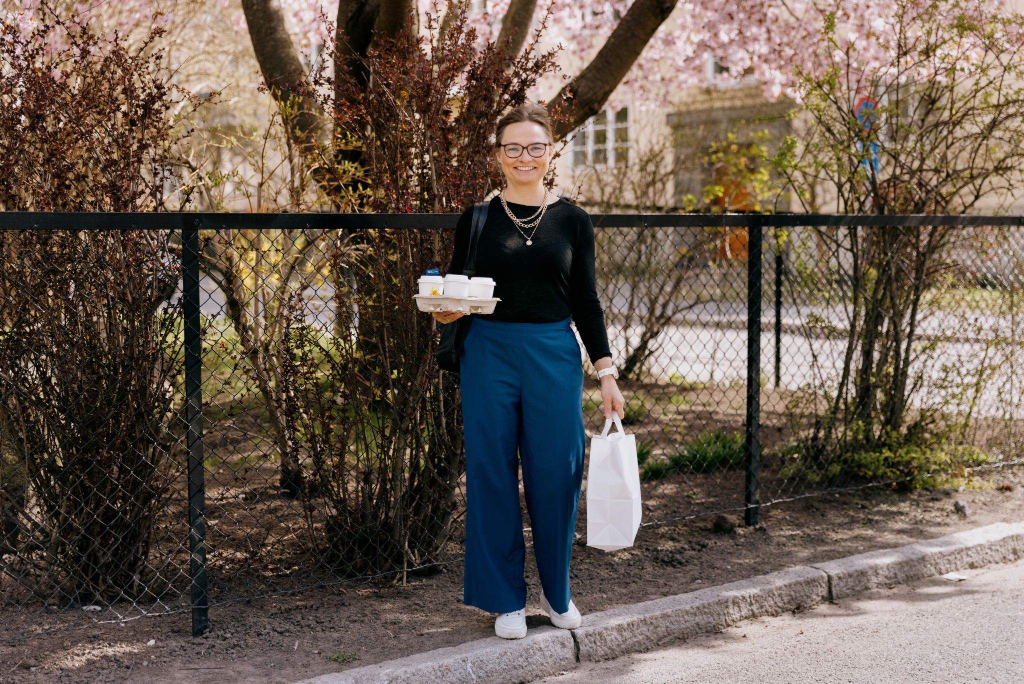 Foto av Vivi Hatlem med kaffe og godsaker i hånden