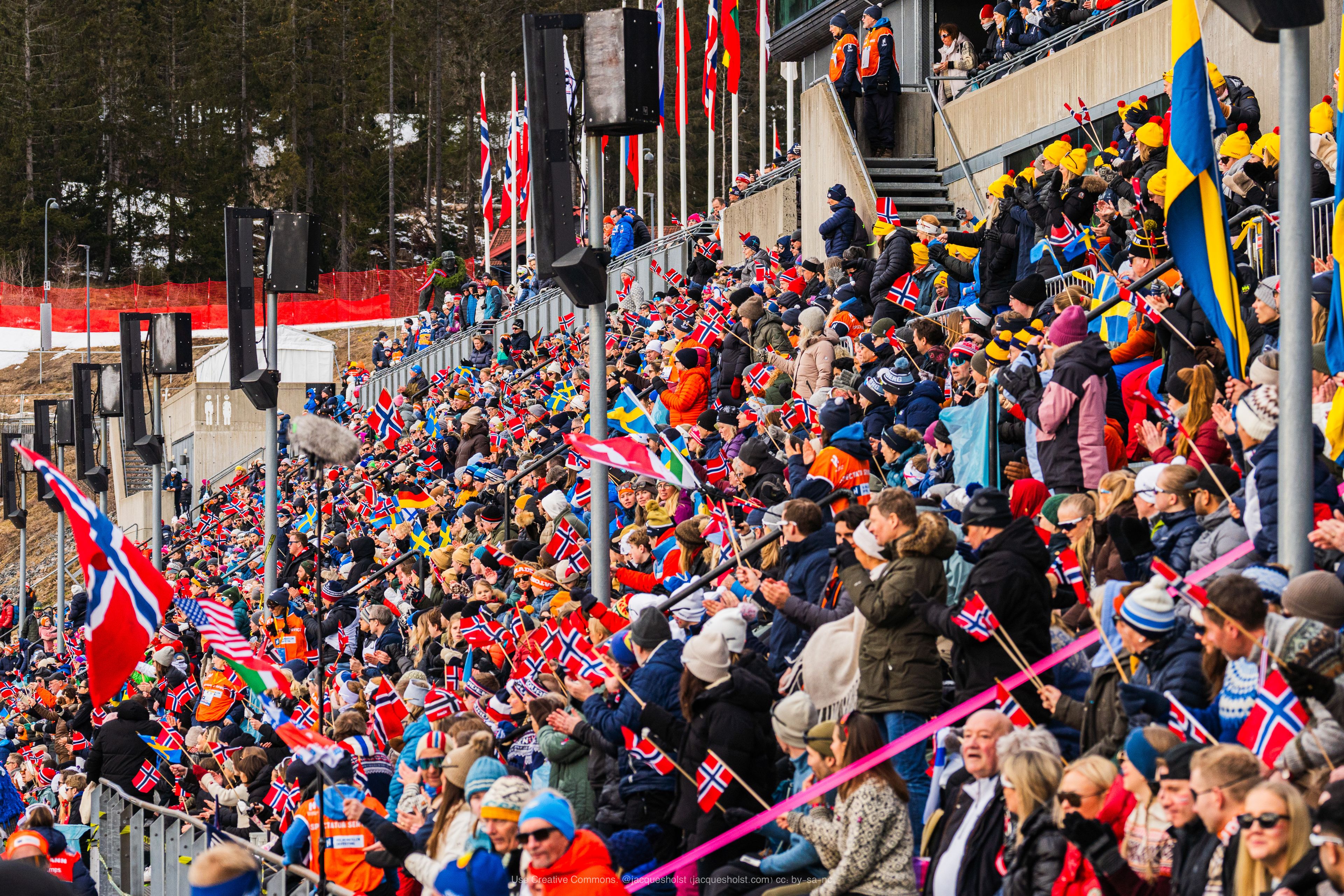 Publikum heier på de norske utøverne som er med på Holmenkollen Skifestival.