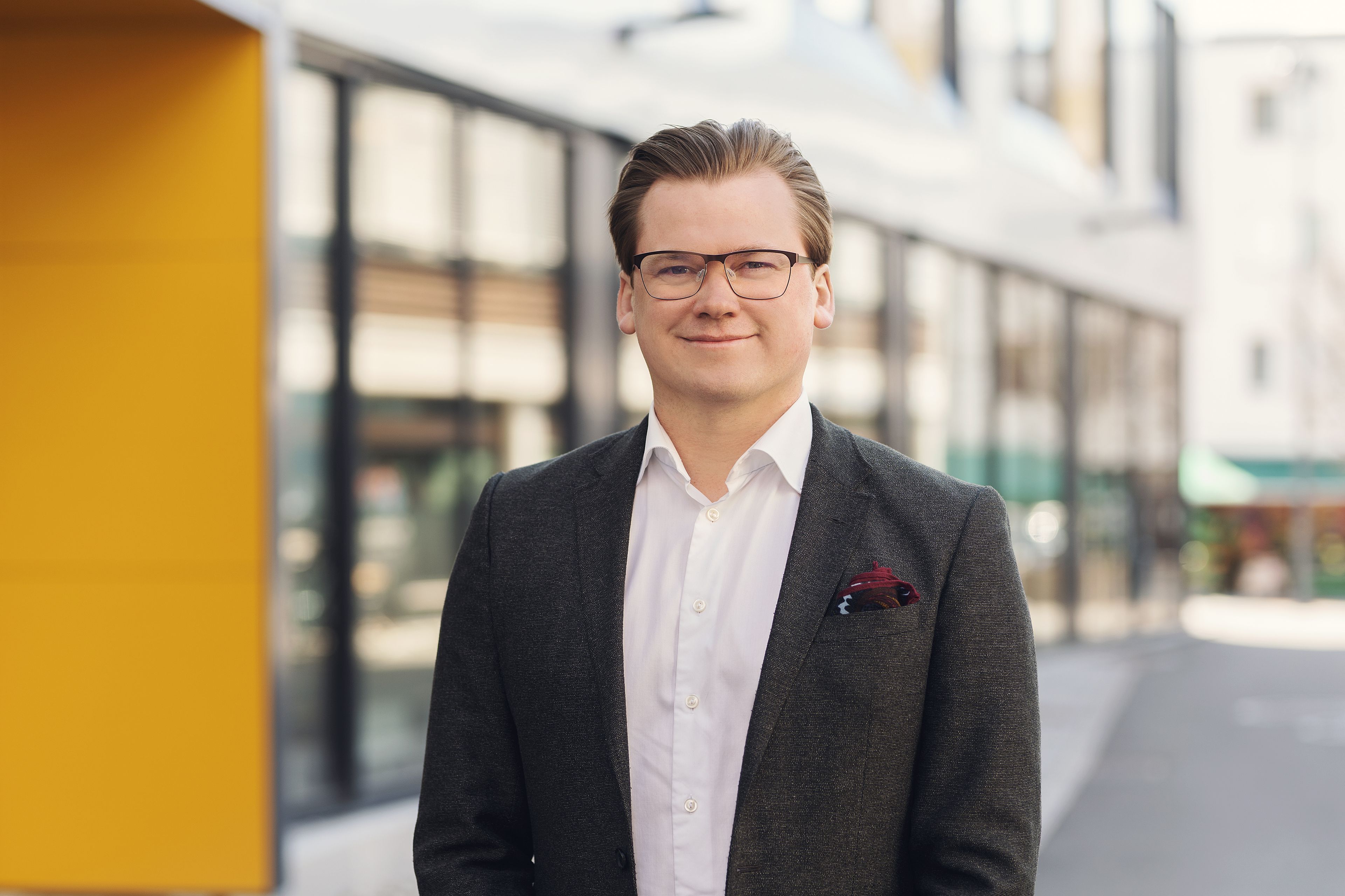 Megler Jonas Dinessen ser mot kameraet og smiler.