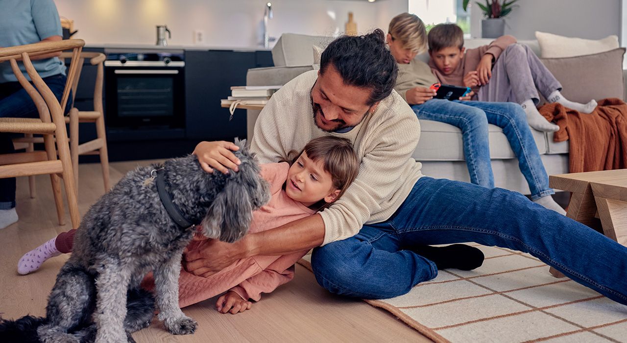 Far leker med barn og hund