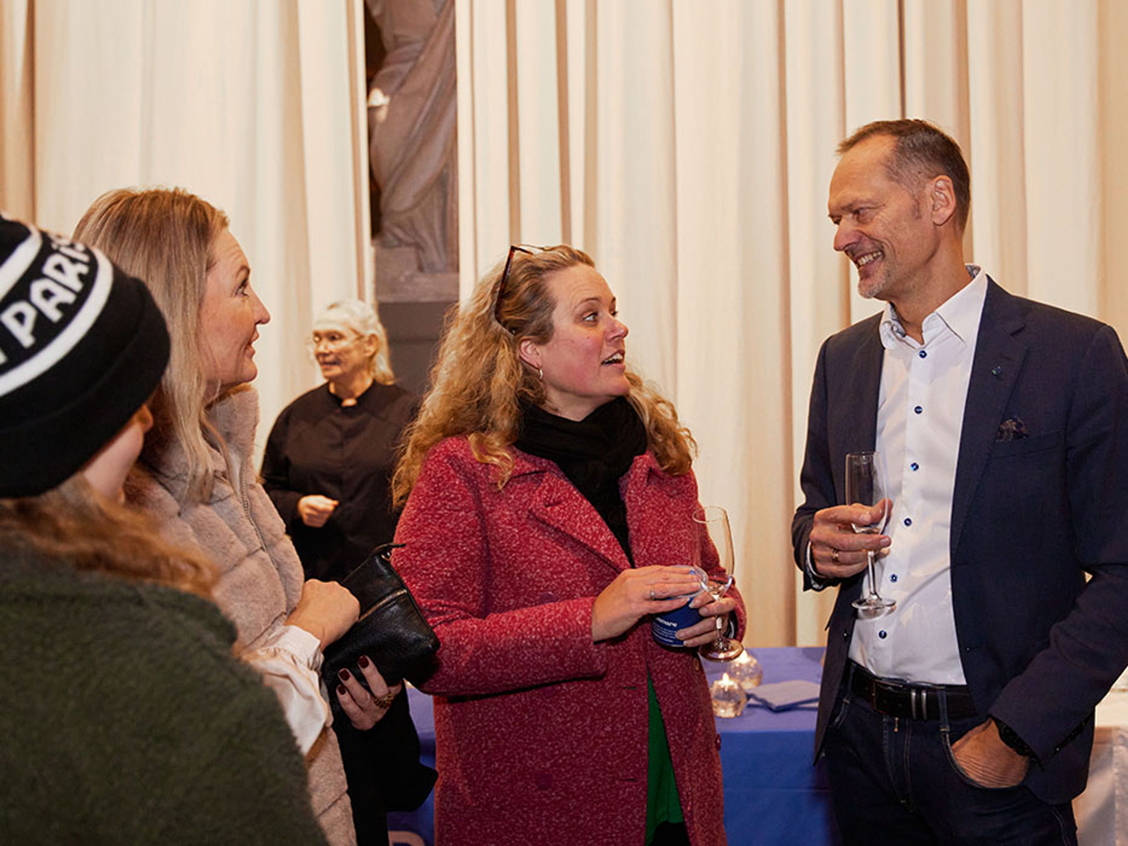 Medlemmar som minglar med OBOS Sveriges VD