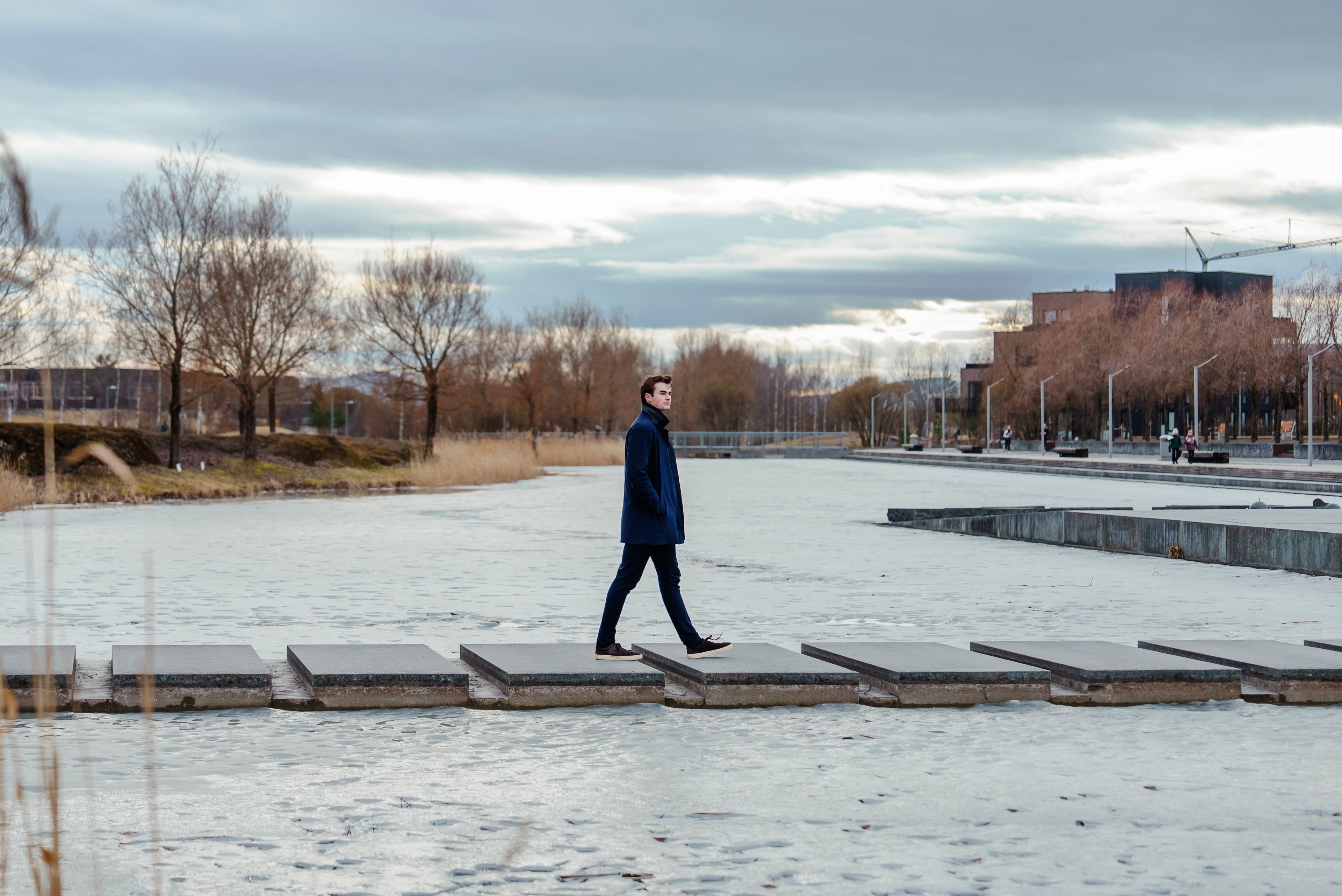 Oskar som går ute i Storøykilen på Fornebu.