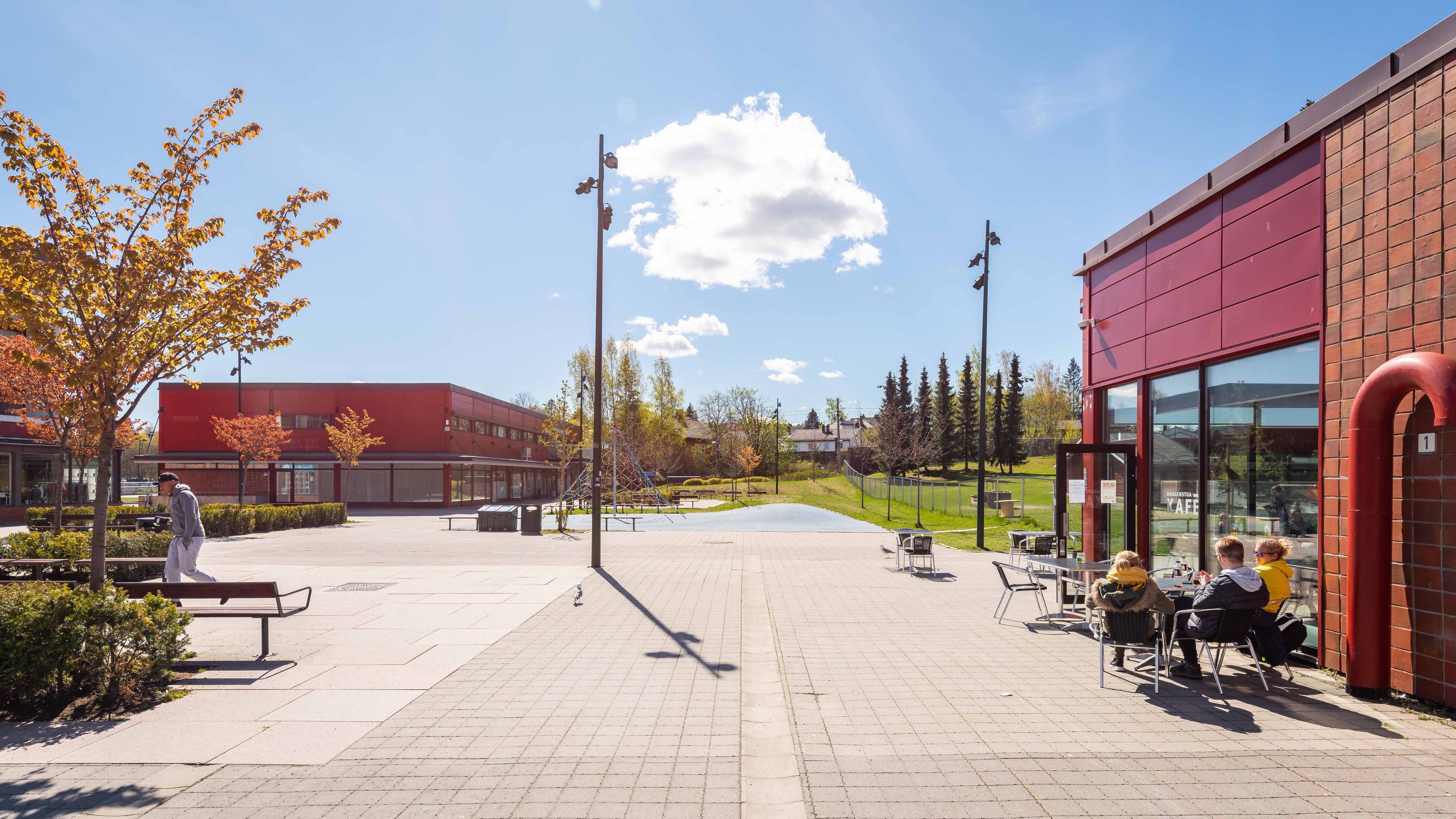 Foto av uteområdet med benker og stoler på Haugenstua Torg.