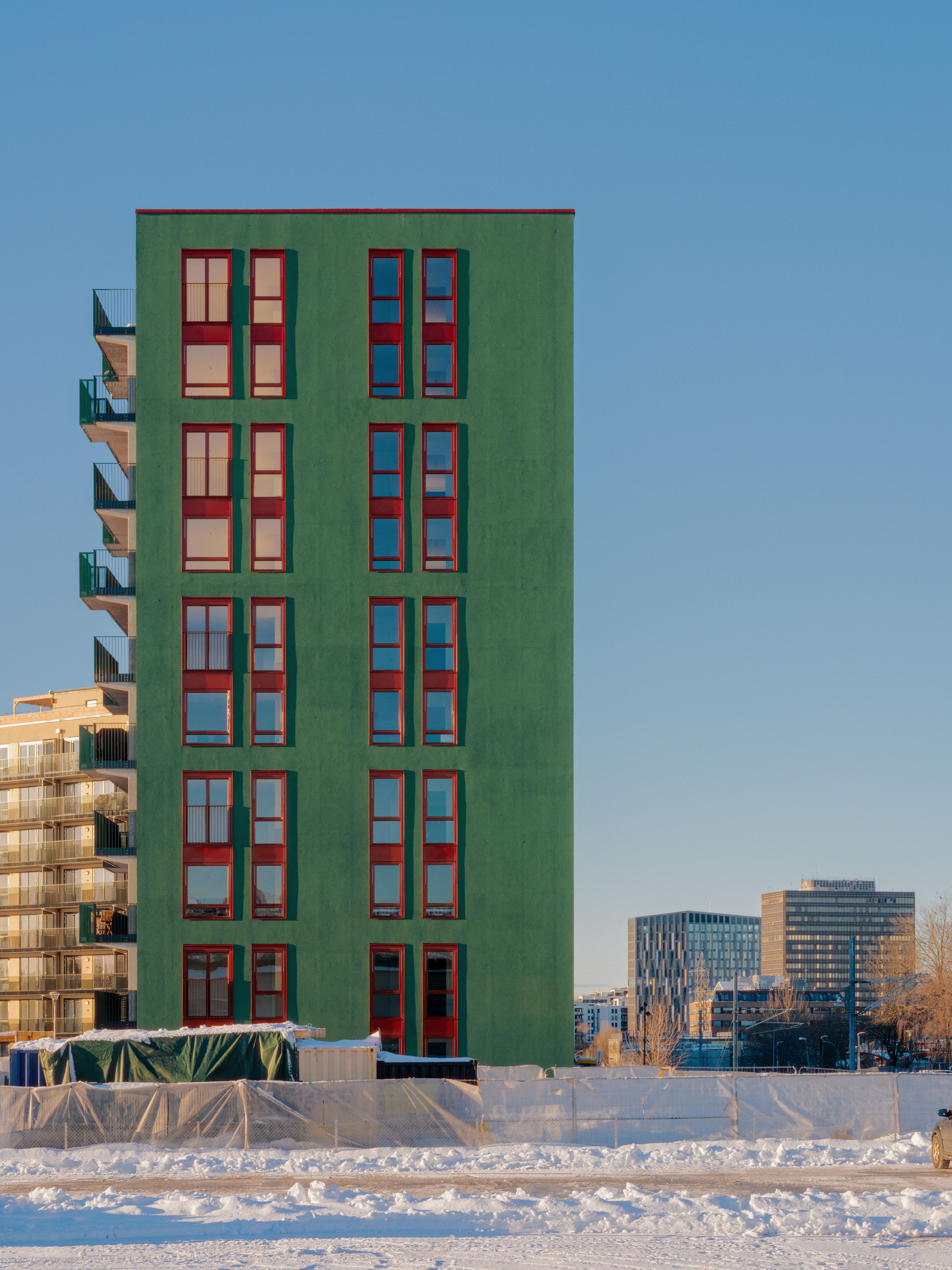Bilde av en grønn boligblokk på UIven