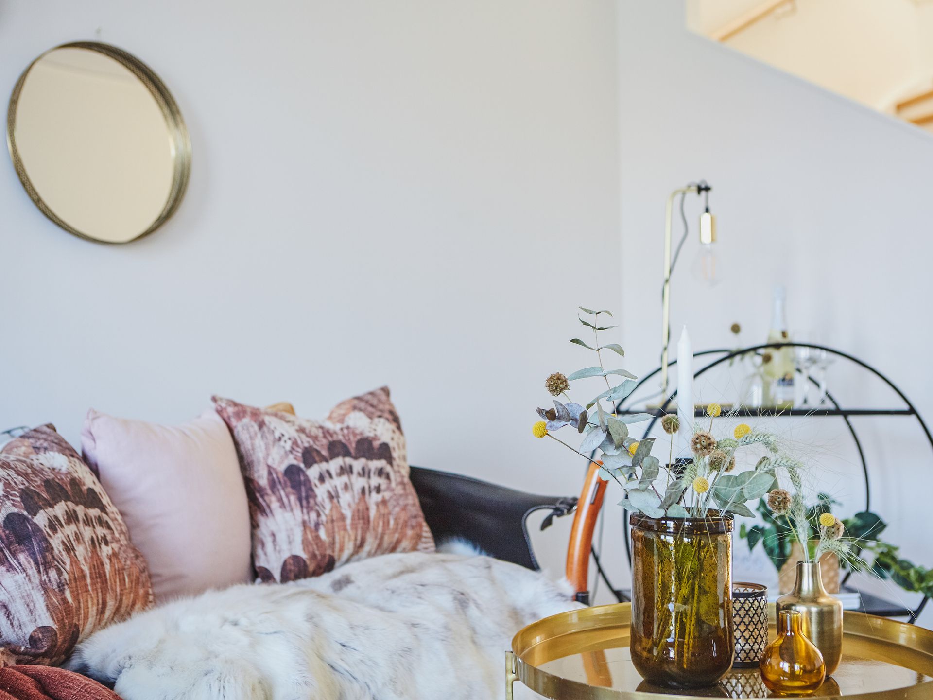 En detaljbild på hur ett ljust och modernt vardagsrum kan se ut