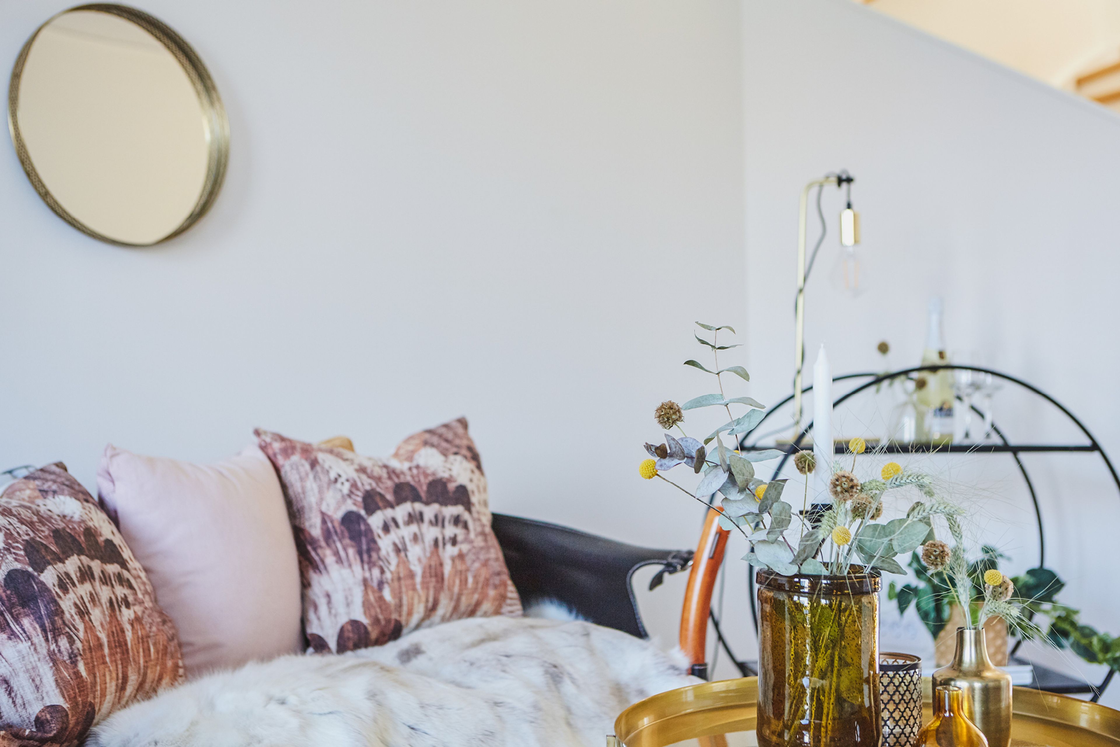 En detaljbild på hur ett ljust och modernt vardagsrum kan se ut