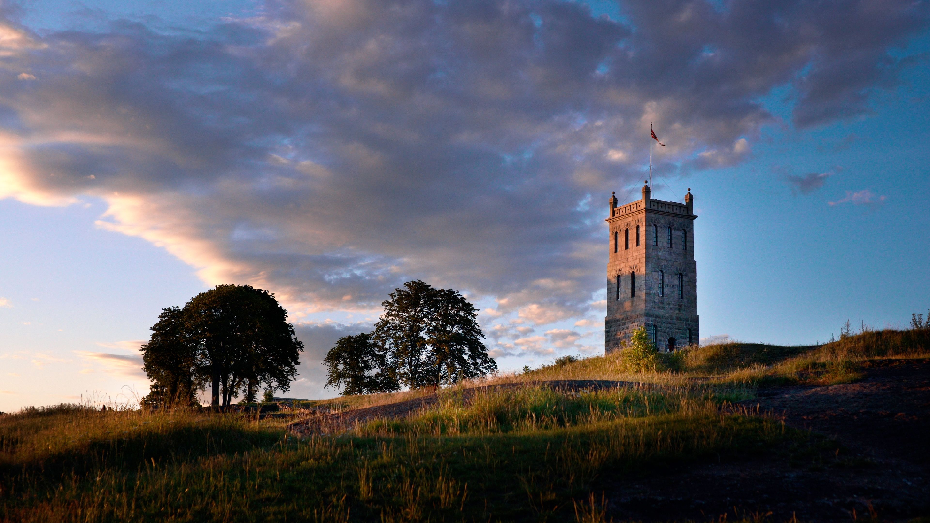 Bilde av Slottsfjelltårnet i Tønsberg i solnedgang.