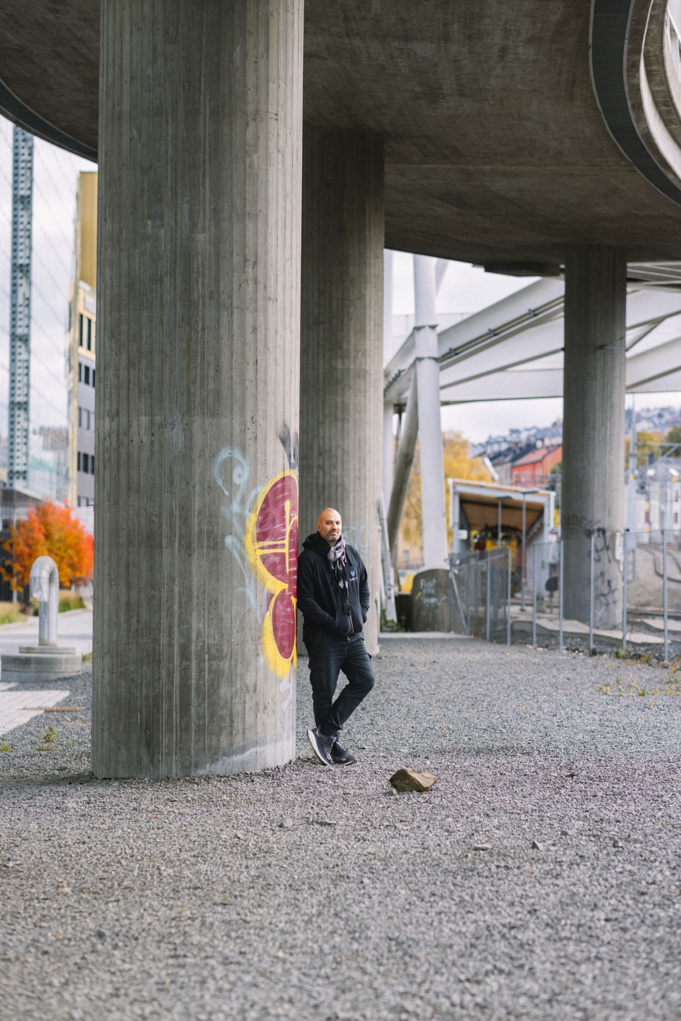 Portrett av Marco Elsafadi utendørs.