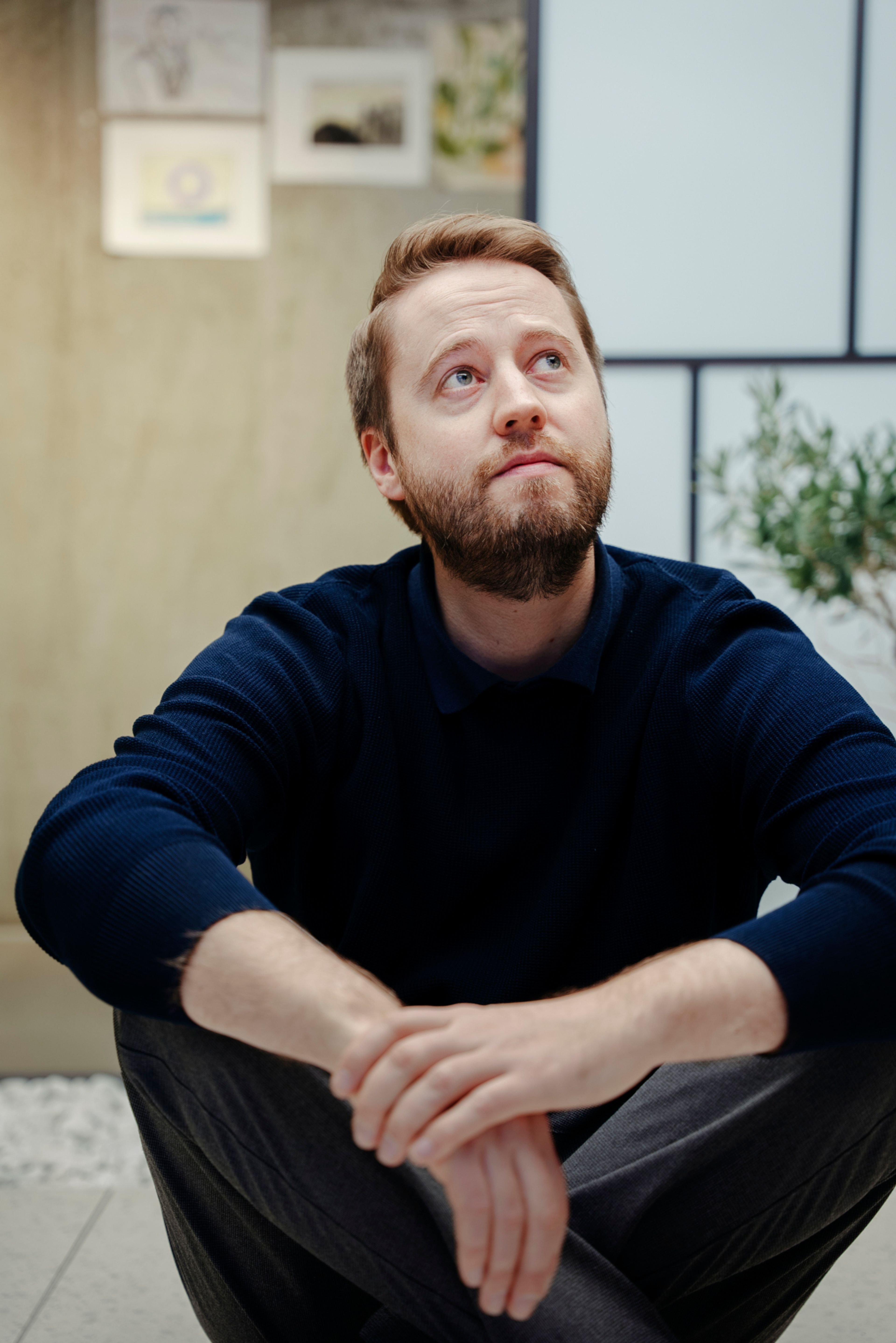 Ingemund Skålnes sitter på gulvet og titter opp