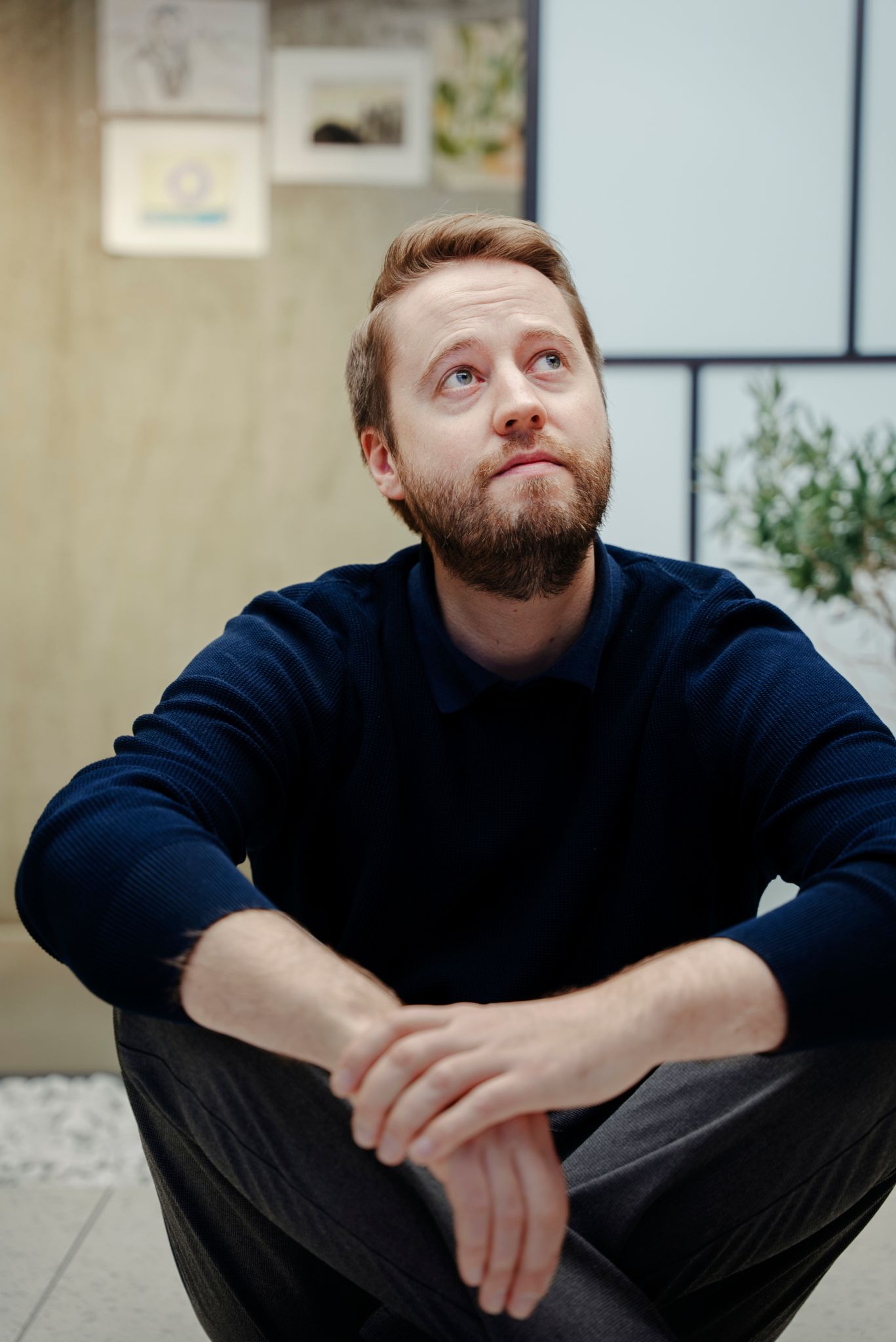 Ingemund Skålnes sitter på gulvet og titter opp