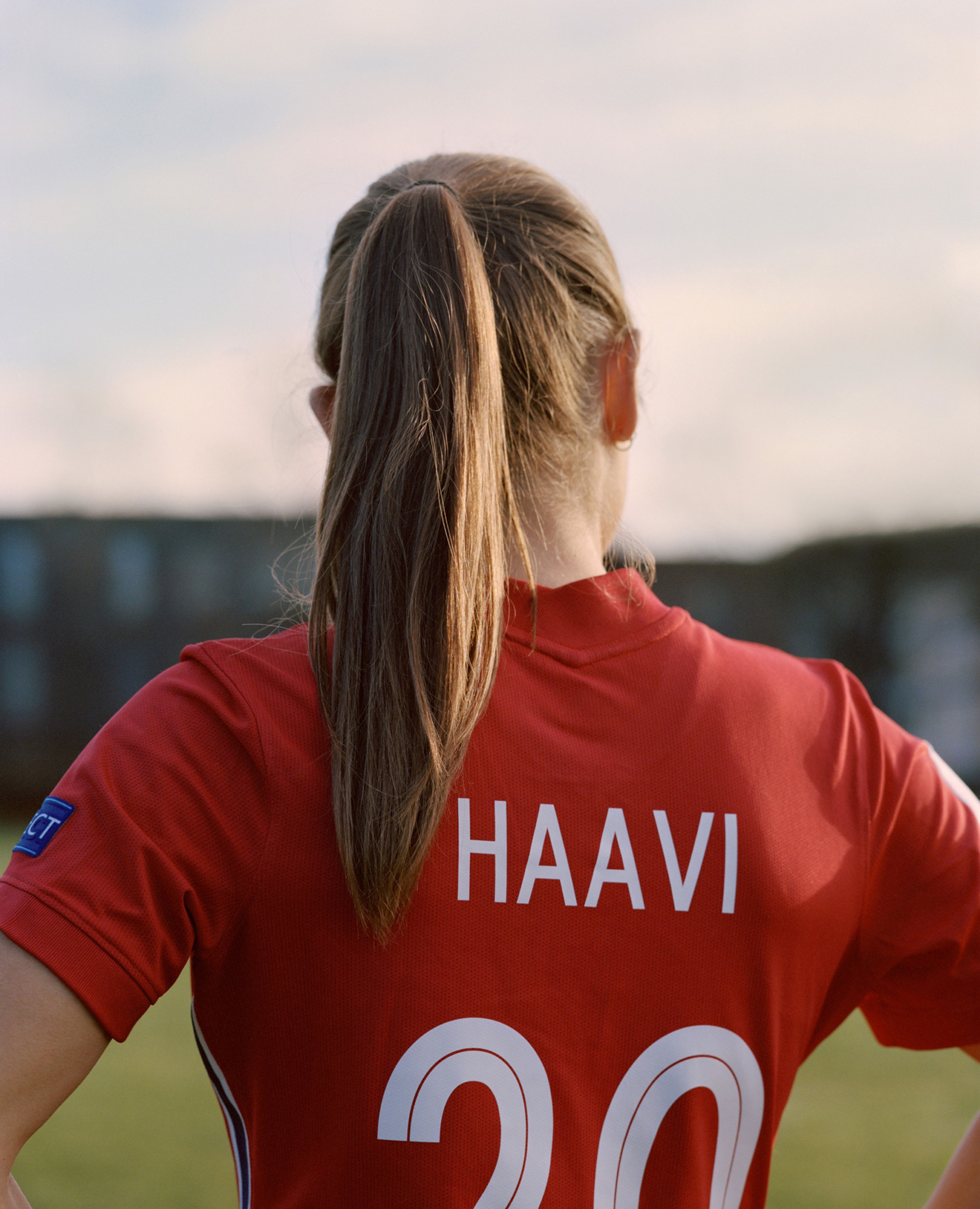 Bildet viser fotballspiller Emilie Bosshard Haavi med ryggen til kamera, som viser drakten med etternavnet og spiller nummeret.