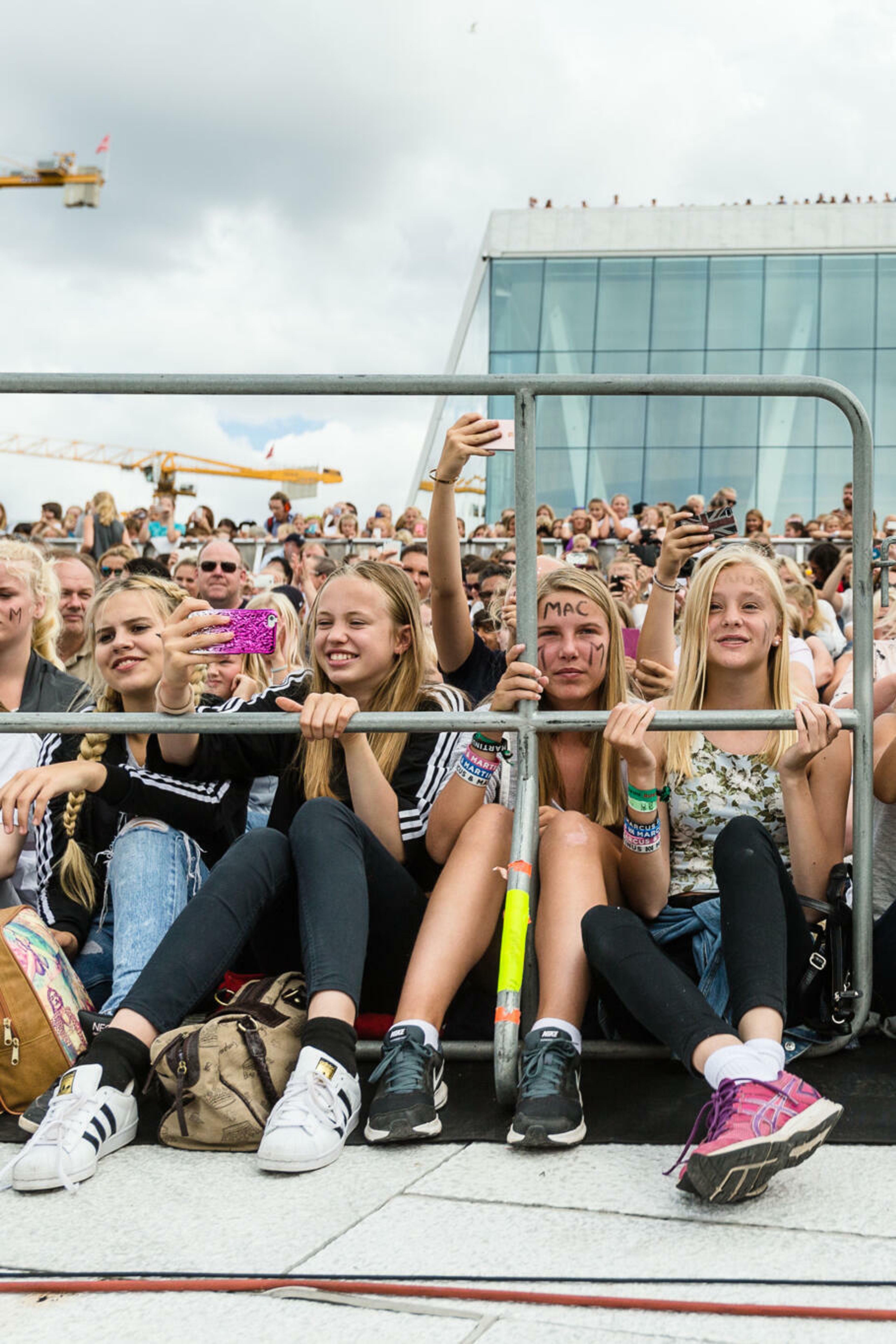 Flere unge jenter sitter på operataket.