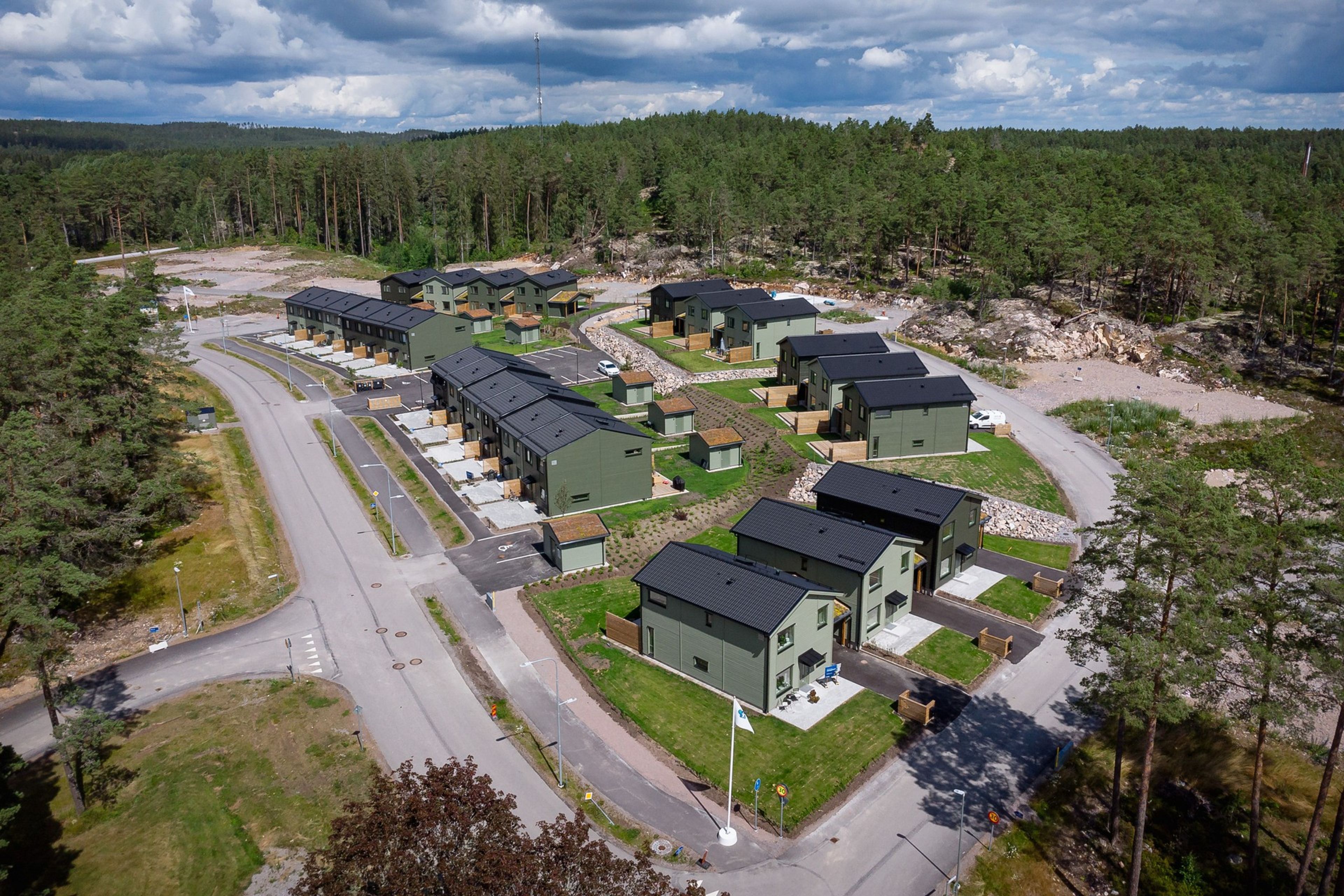 Flygfoto över kvarteret Brf Skogspromenaden i Torsviken