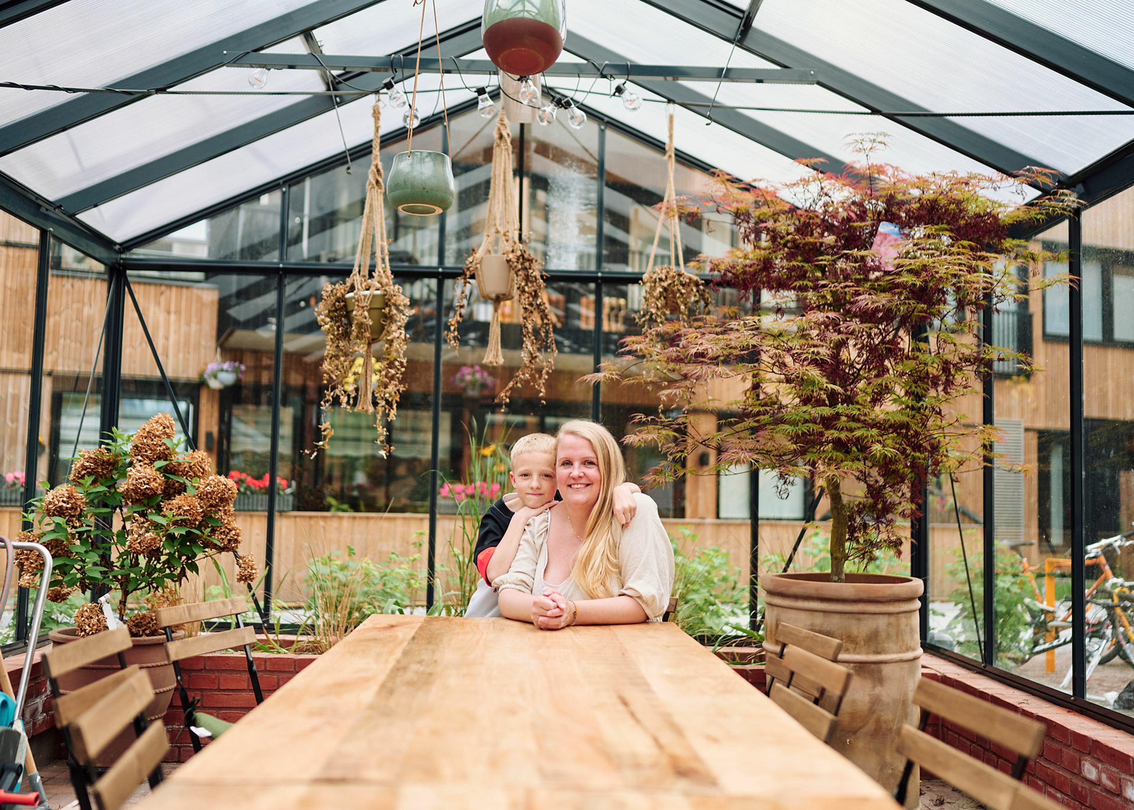 Josefin og Noa i drivhuset i gårdsrommet til Løren botaniske
