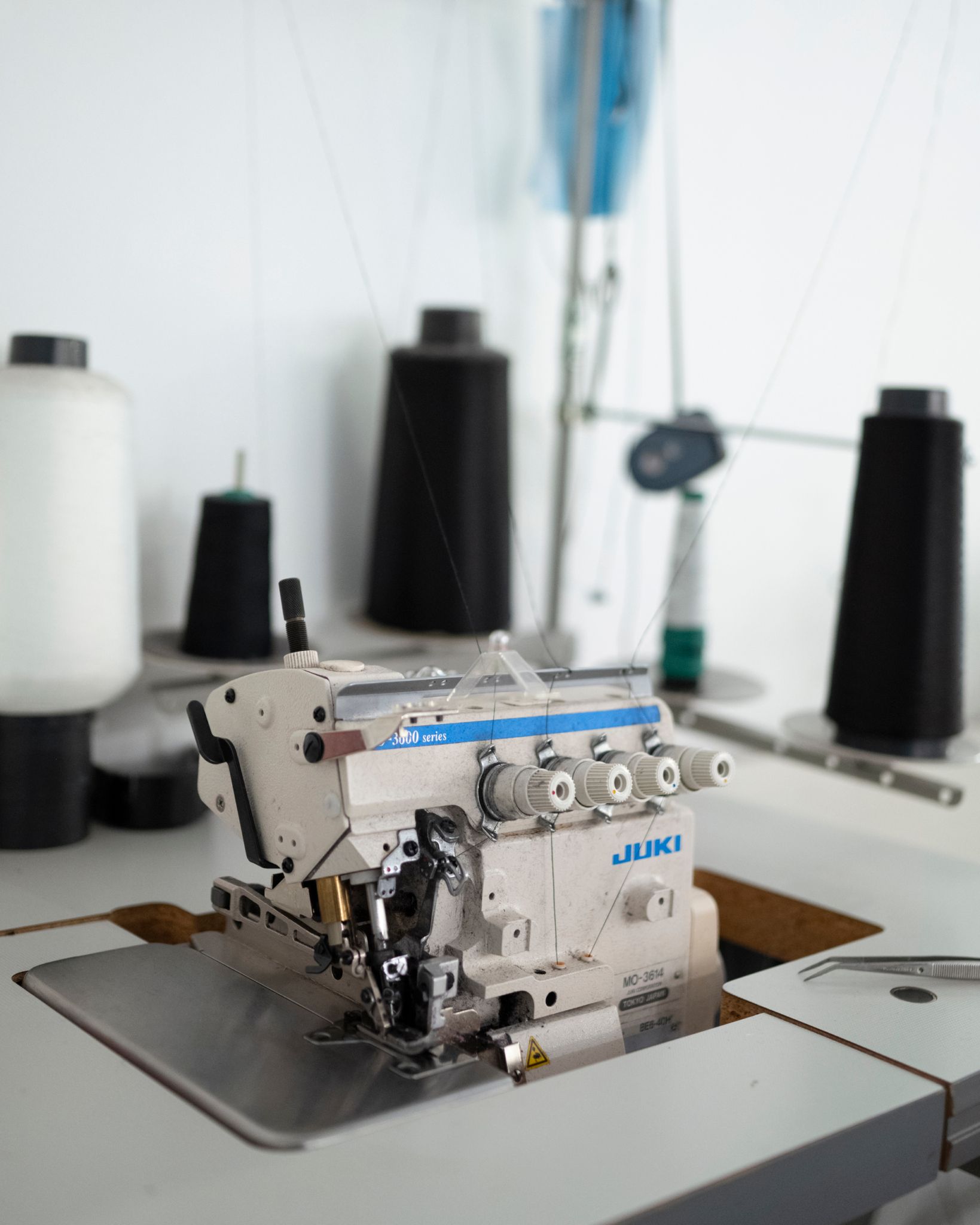 Bildet viser en symaskin inne på Venus Systue.