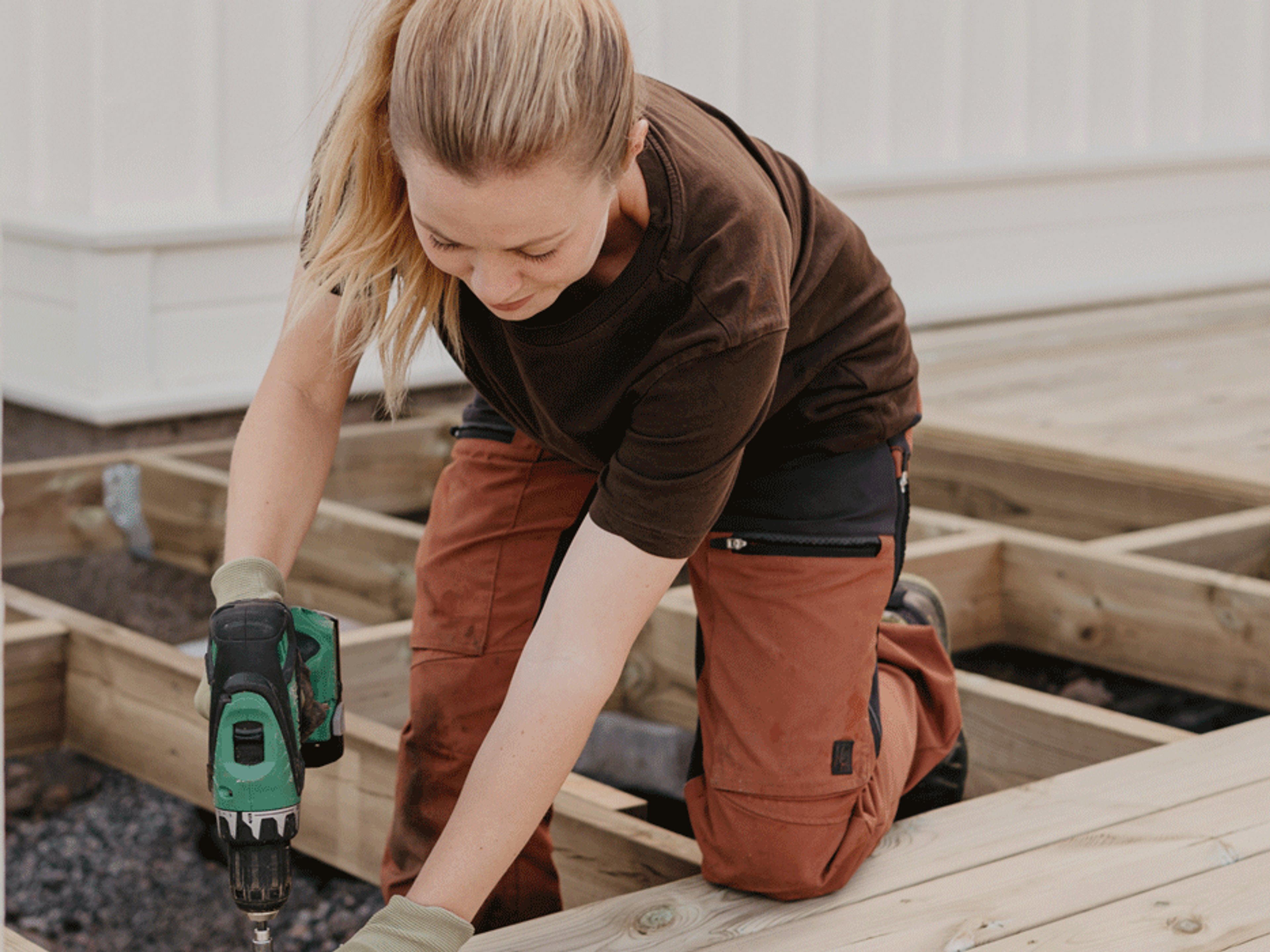 Bild på kvinna som bygger altan