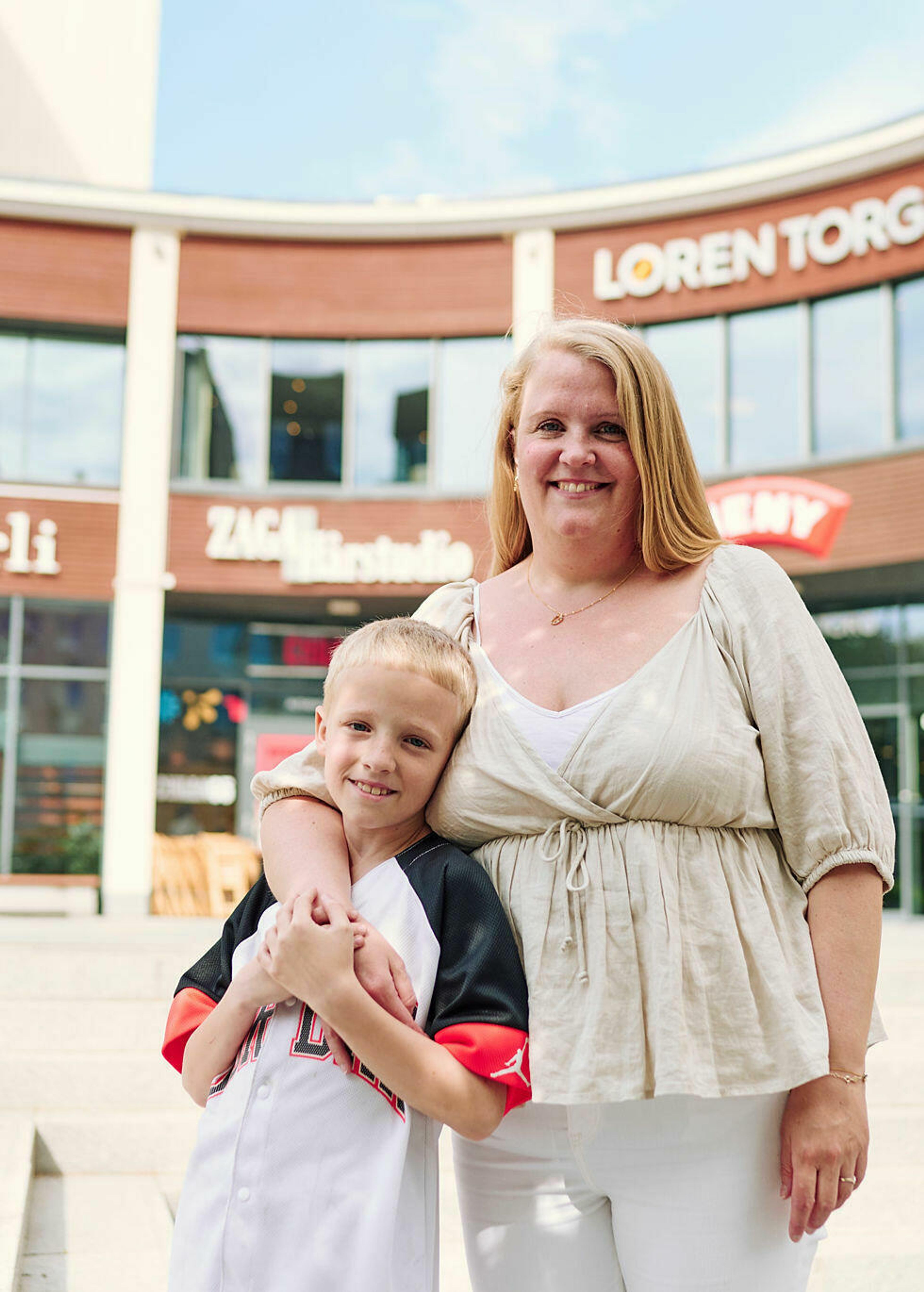 Josefin og sønnen Noa utenfor Løren torg