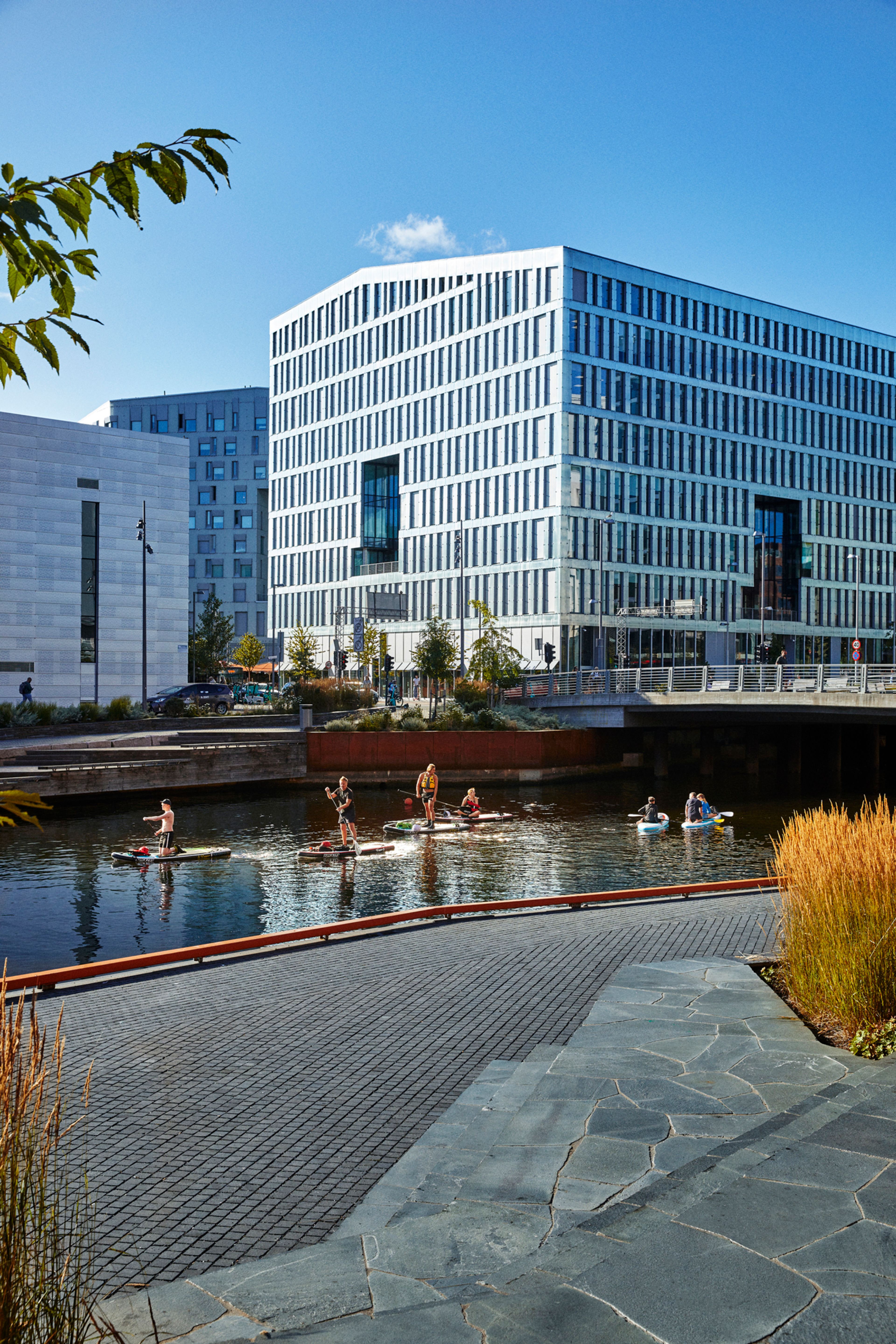 Bildet viser noen som padler på SUP-brett i Bjørvika.