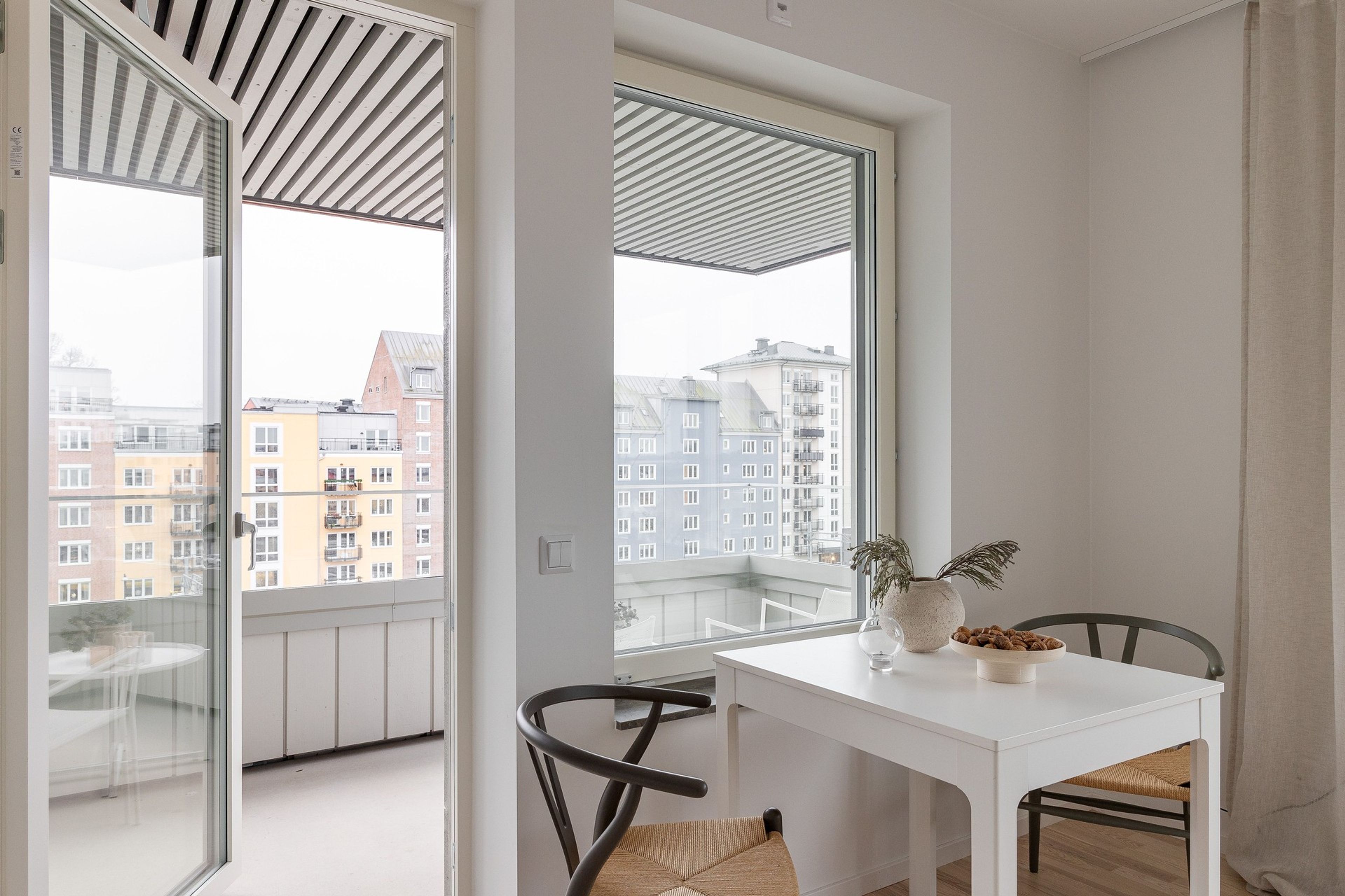 Matplats intill balkong