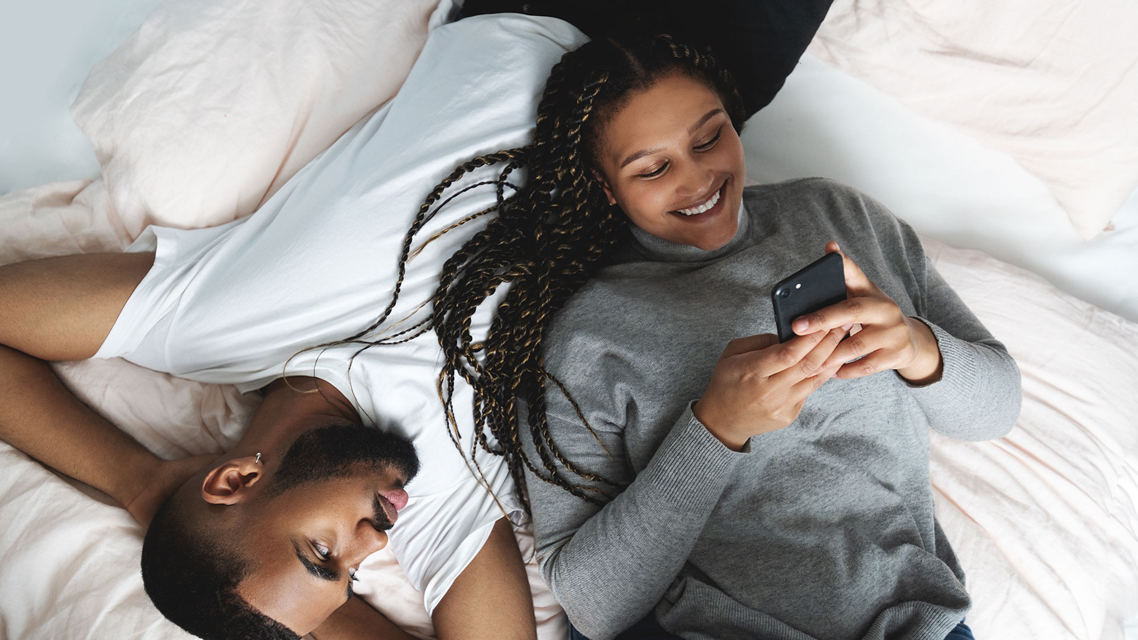 par som umgås i sängen