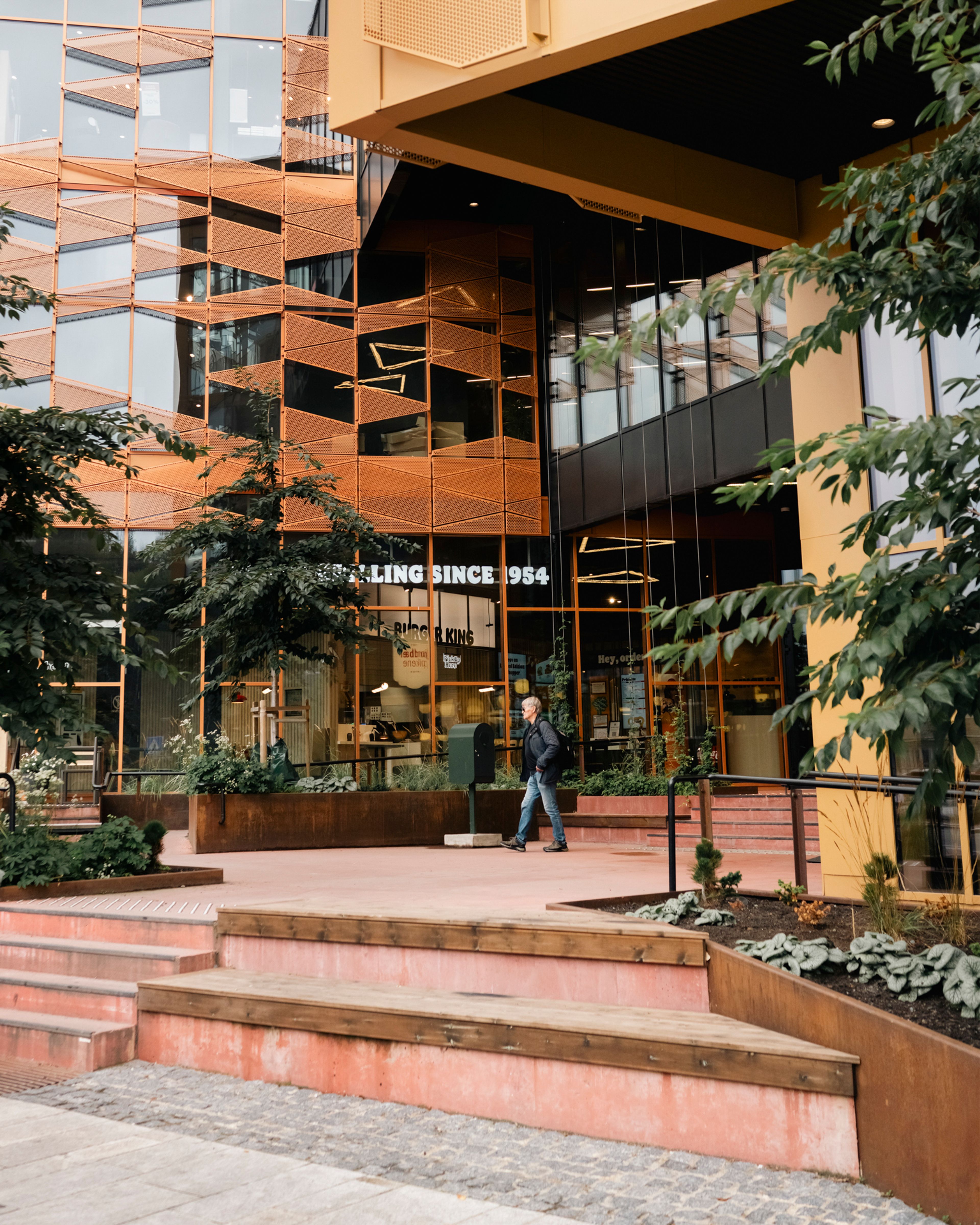 Foto av fasaden på nyoppussede Triaden kjøpesenter ved MIDT, i Lørenskog, Romerike