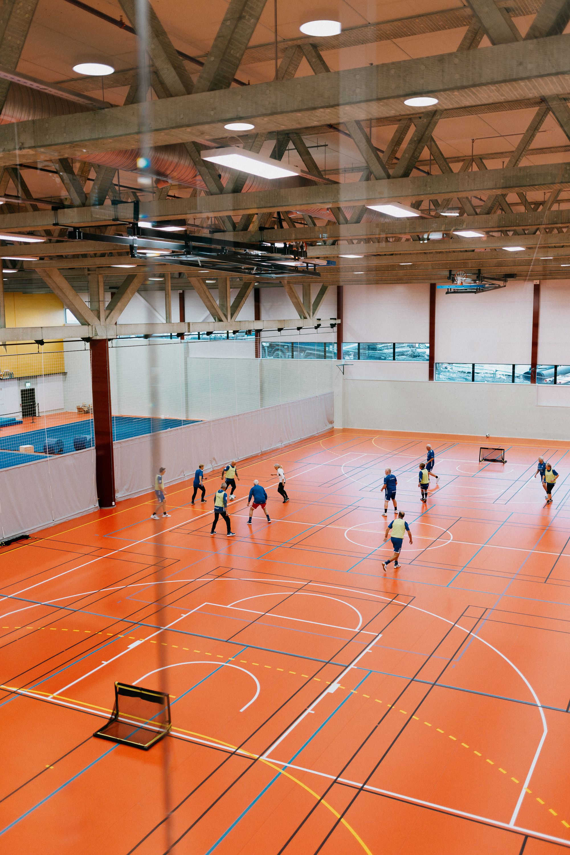 Bilde fra idrettshallen med barn som spiller fotball.