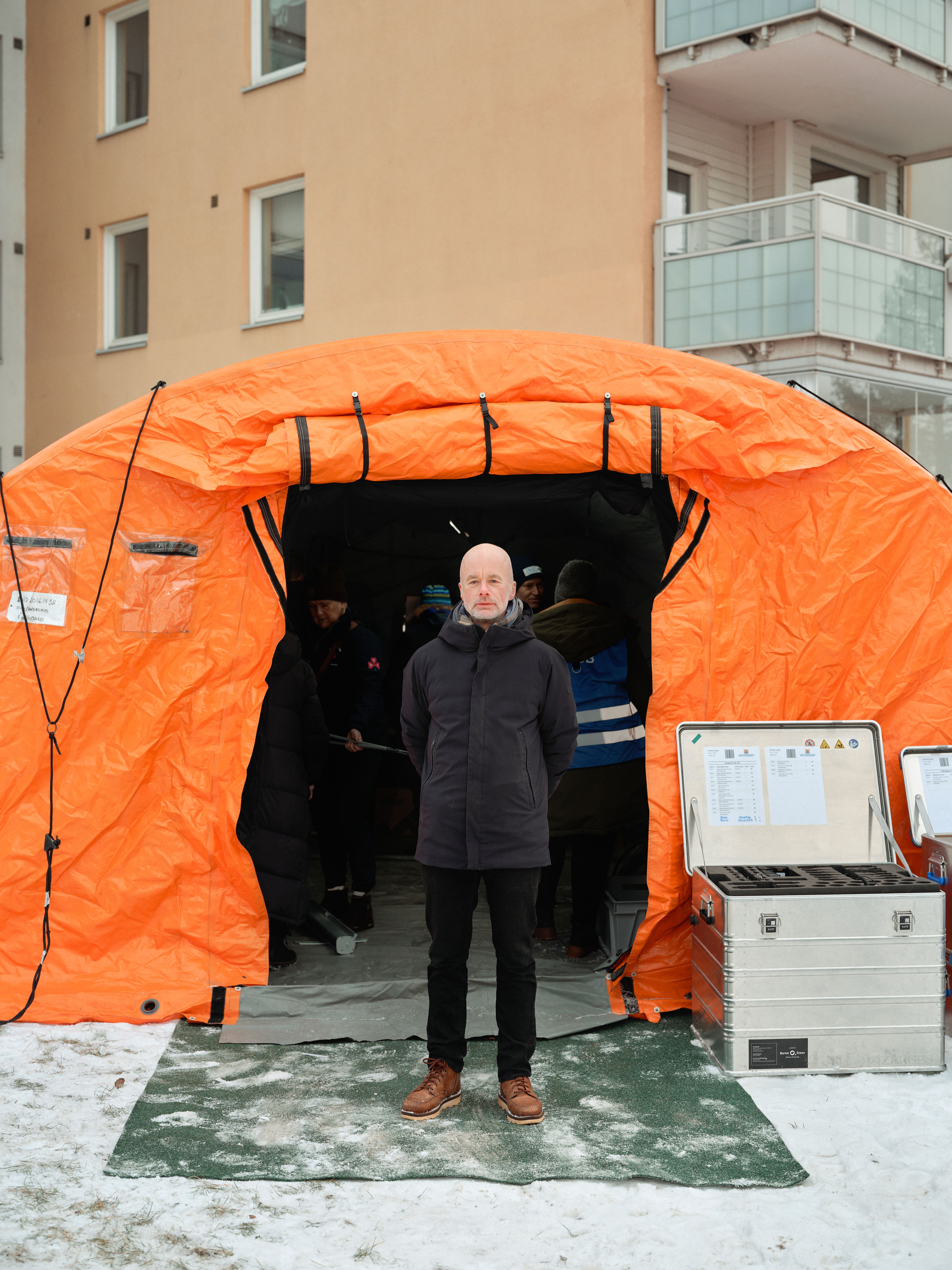 Bilde av Tore Kamfjord fra Direktoratet for samfunnssikkerhet og beredskap, utenfor et telt. 