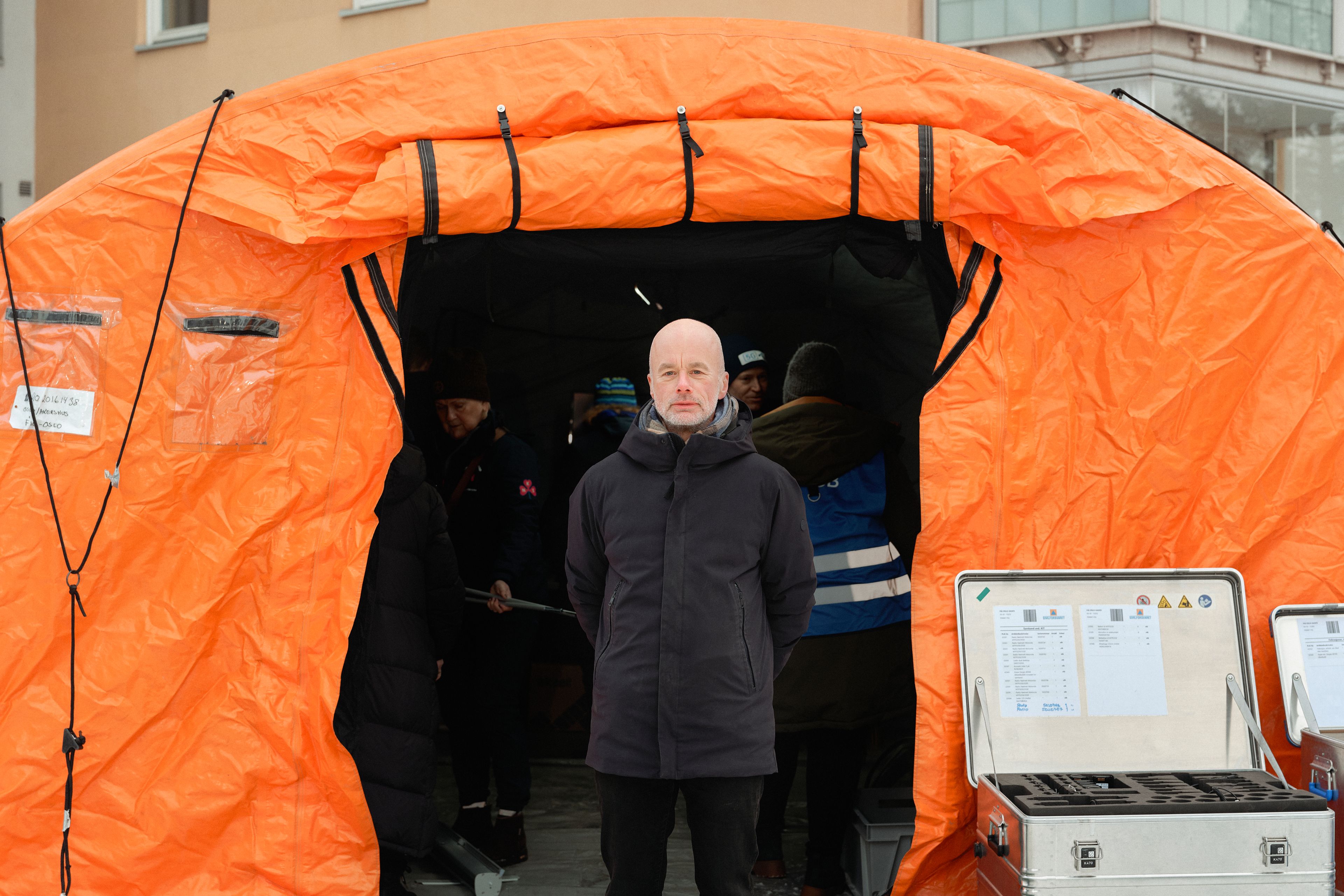 Bilde av Tore Kamfjord fra Direktoratet for samfunnssikkerhet og beredskap, utenfor et telt.