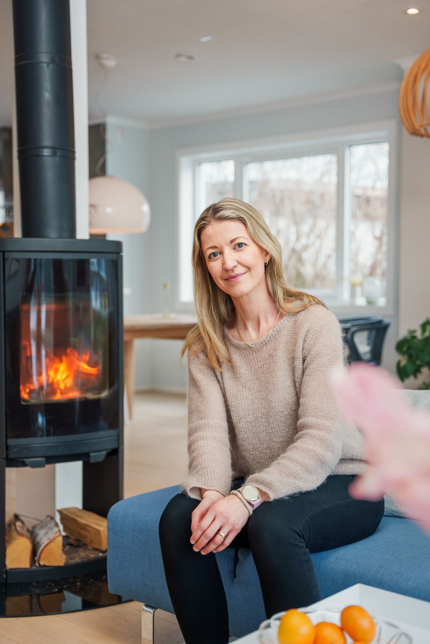 Kjersti Grønseth sitter hjemme i sofaen.
