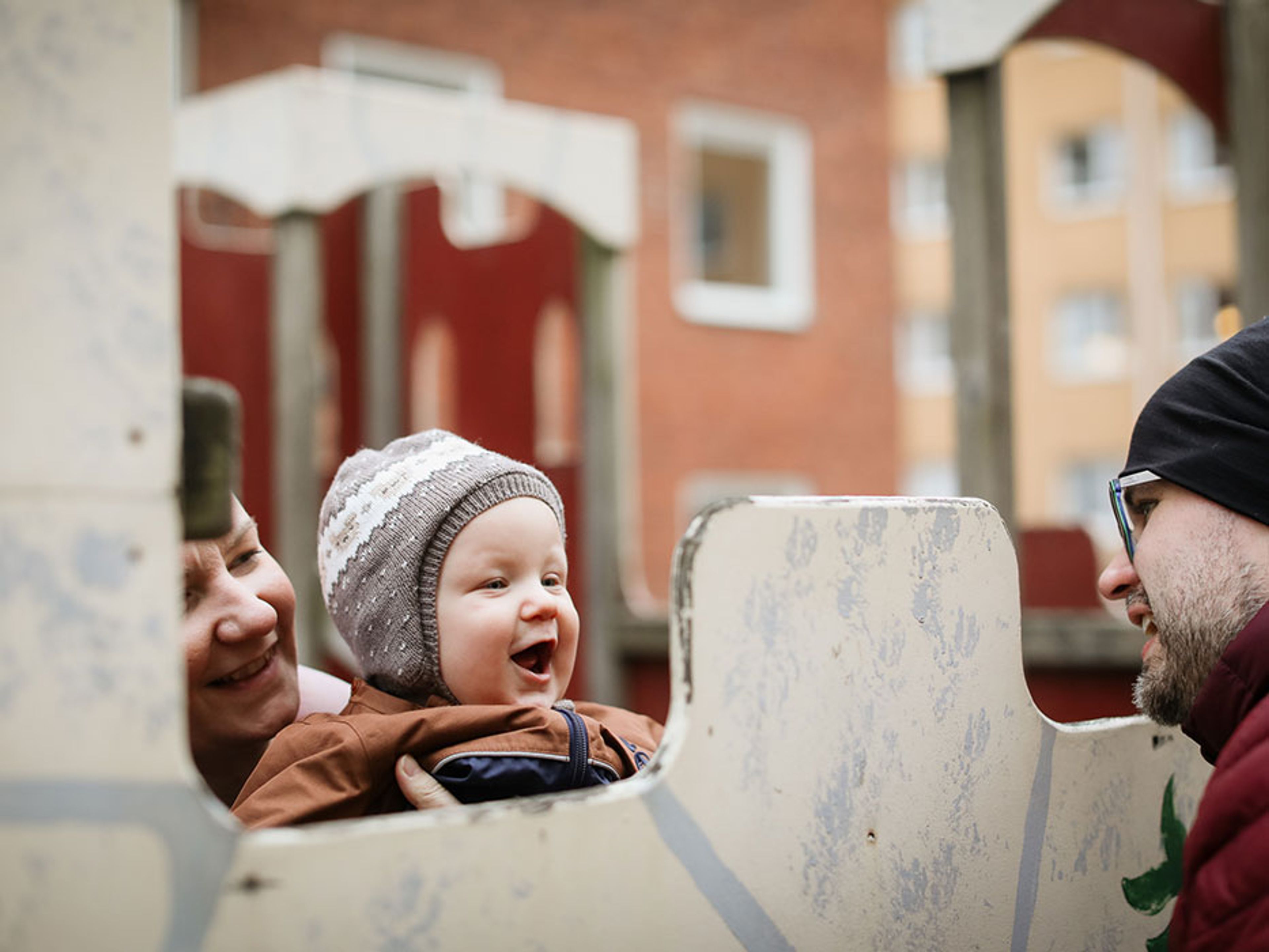 Frej kikar fram bakom en vägg
