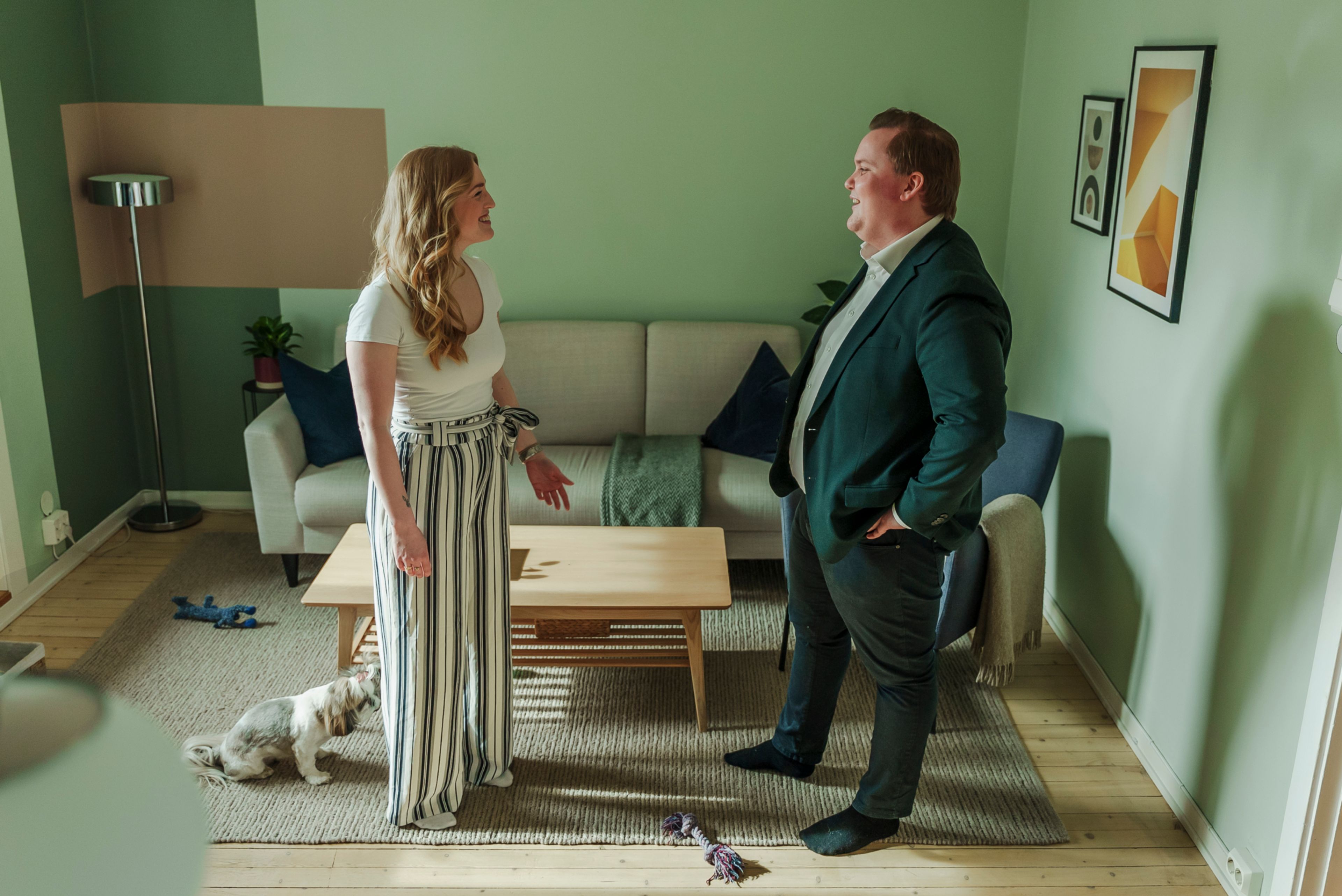 Hanne Rammen og megler Fredrik Campbell Pedersen står i Hannes grønnmalte stue.