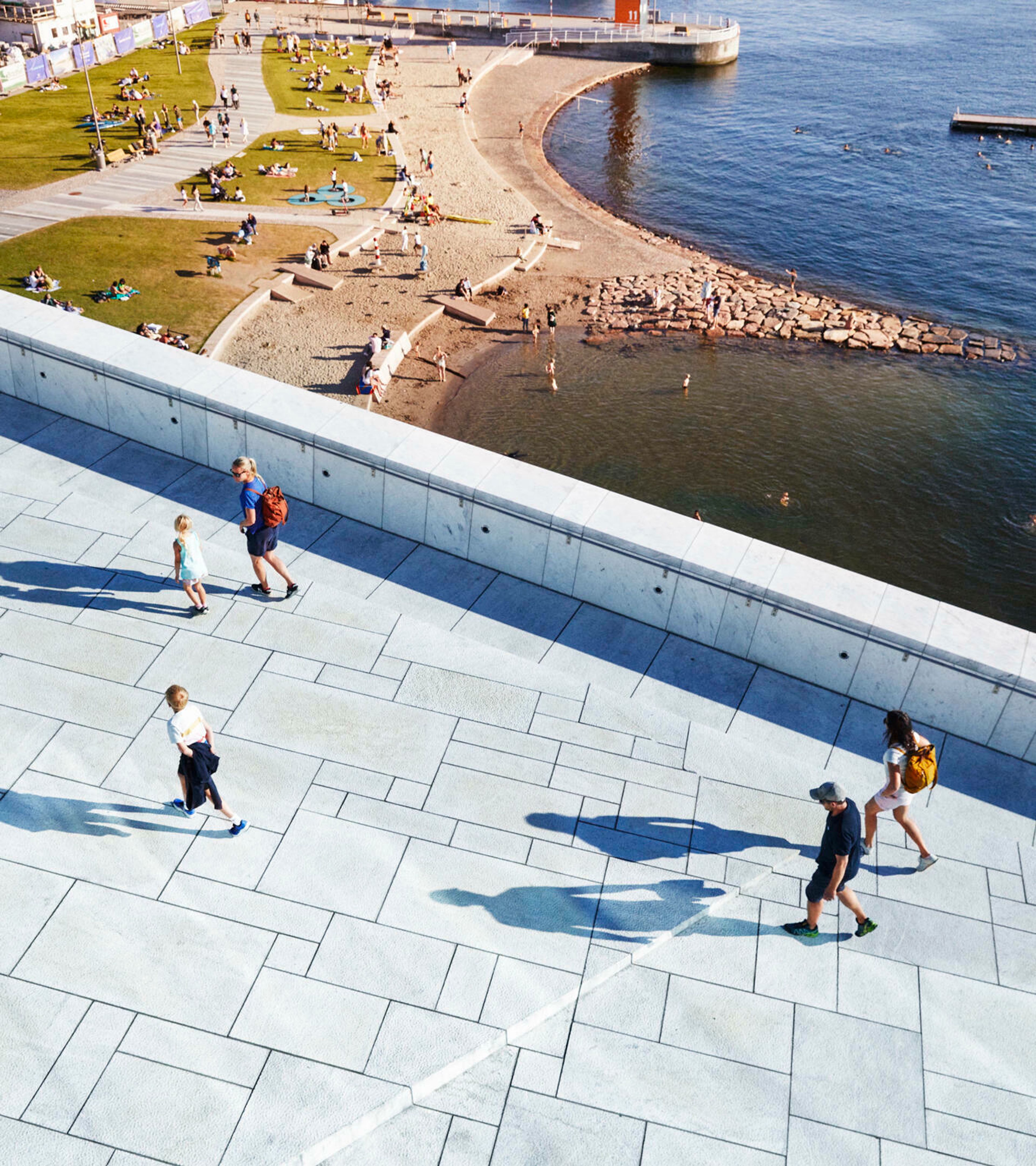 Bildet viser deler av taket på Operahuset og deler av den nye bystranda i Bjørvika.