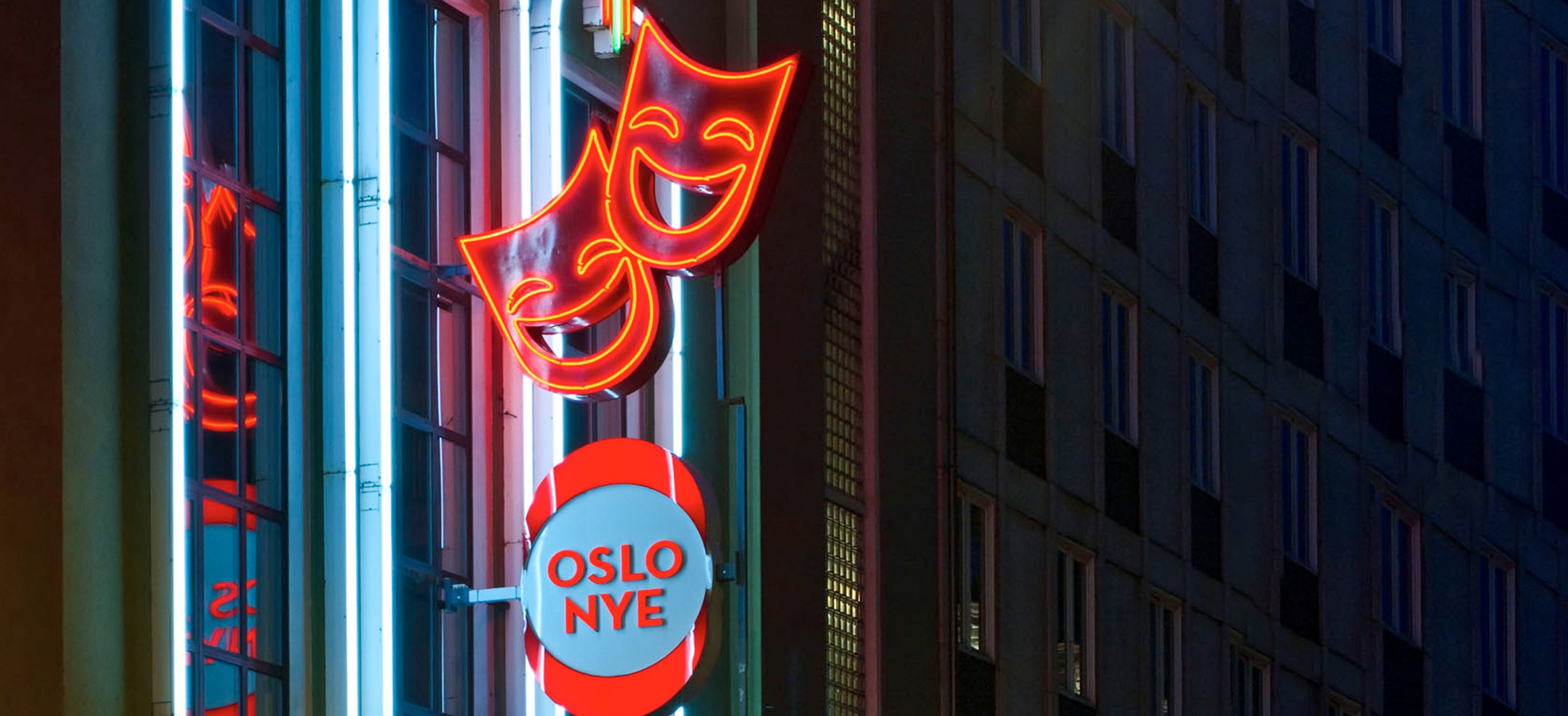 Skiltet til Oslo Nye Teater og teatermasker i neon