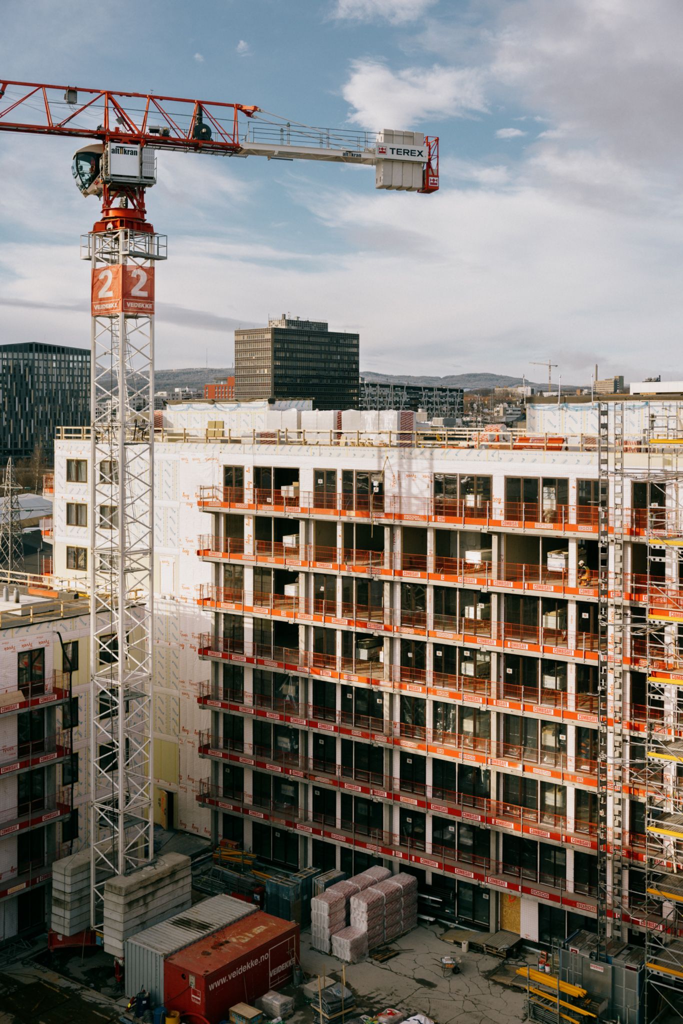 Bildet viser byggeplass med heisekran på Ulven i Oslo.