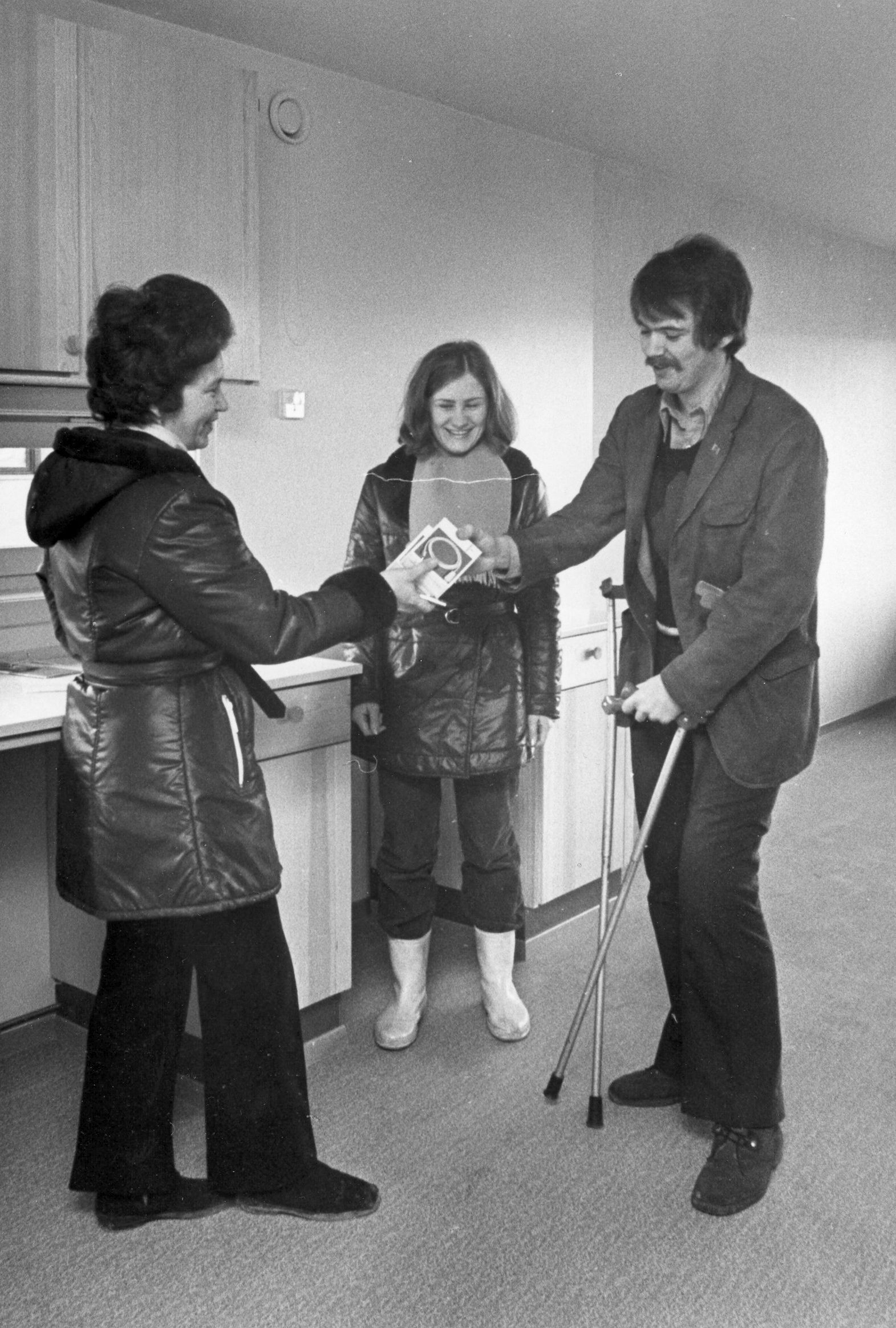 Et eldre bilde av et par som overtar en leilighet.